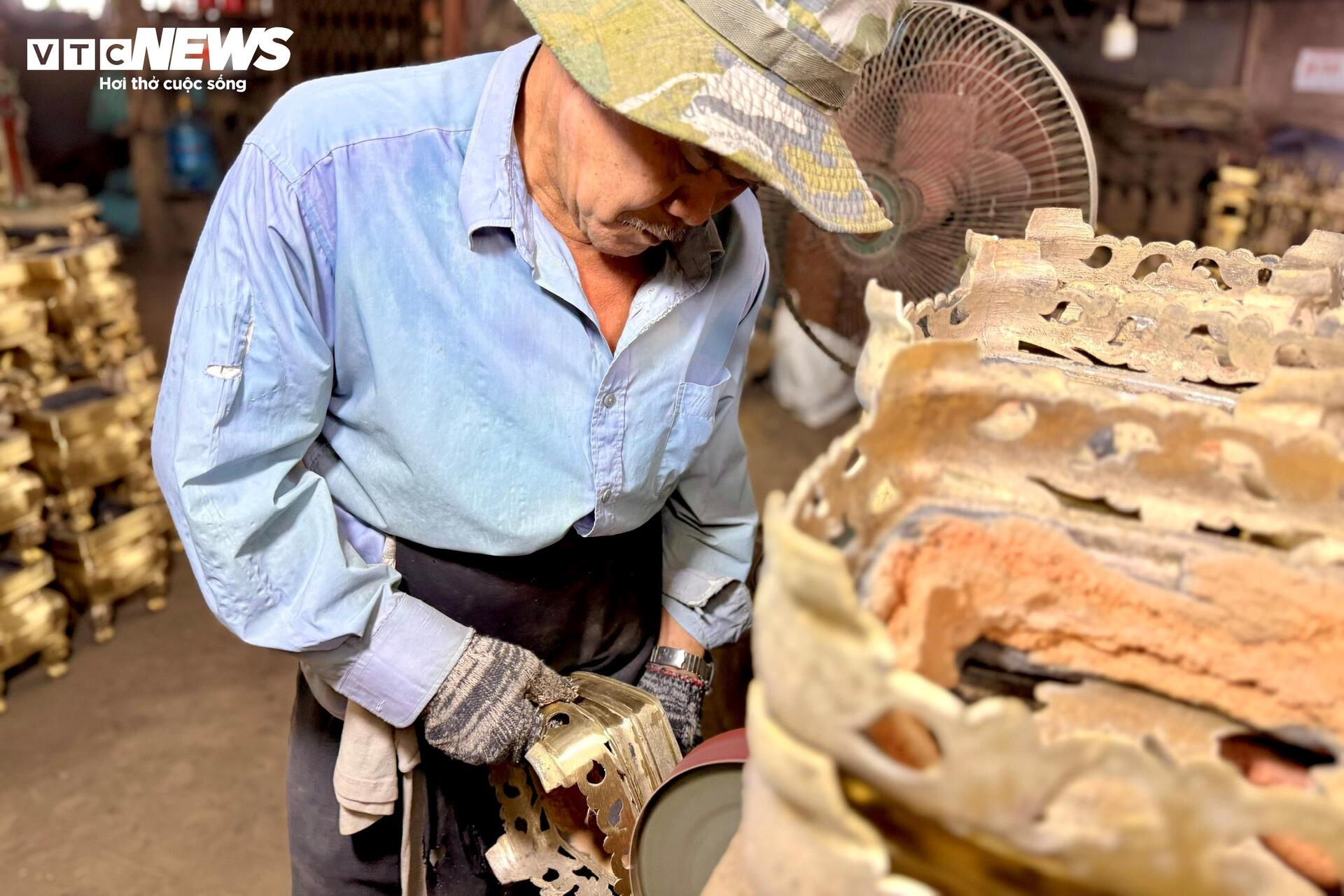 Theo nhịp búa, nghe Tết về trong làng lư đồng giữa lòng TP.HCM - 2