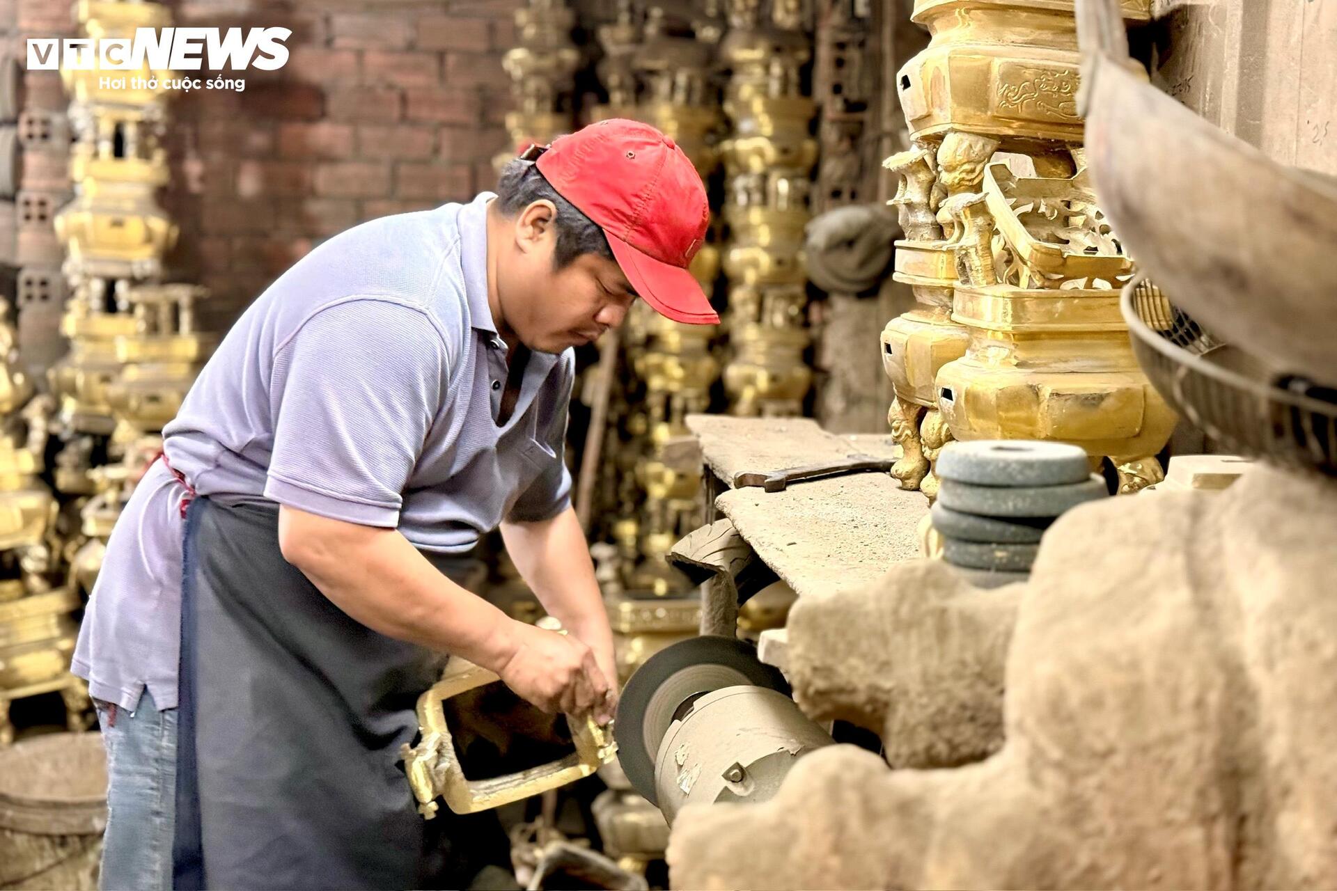 Theo nhịp búa, nghe Tết về trong làng lư đồng giữa lòng TP.HCM - 4