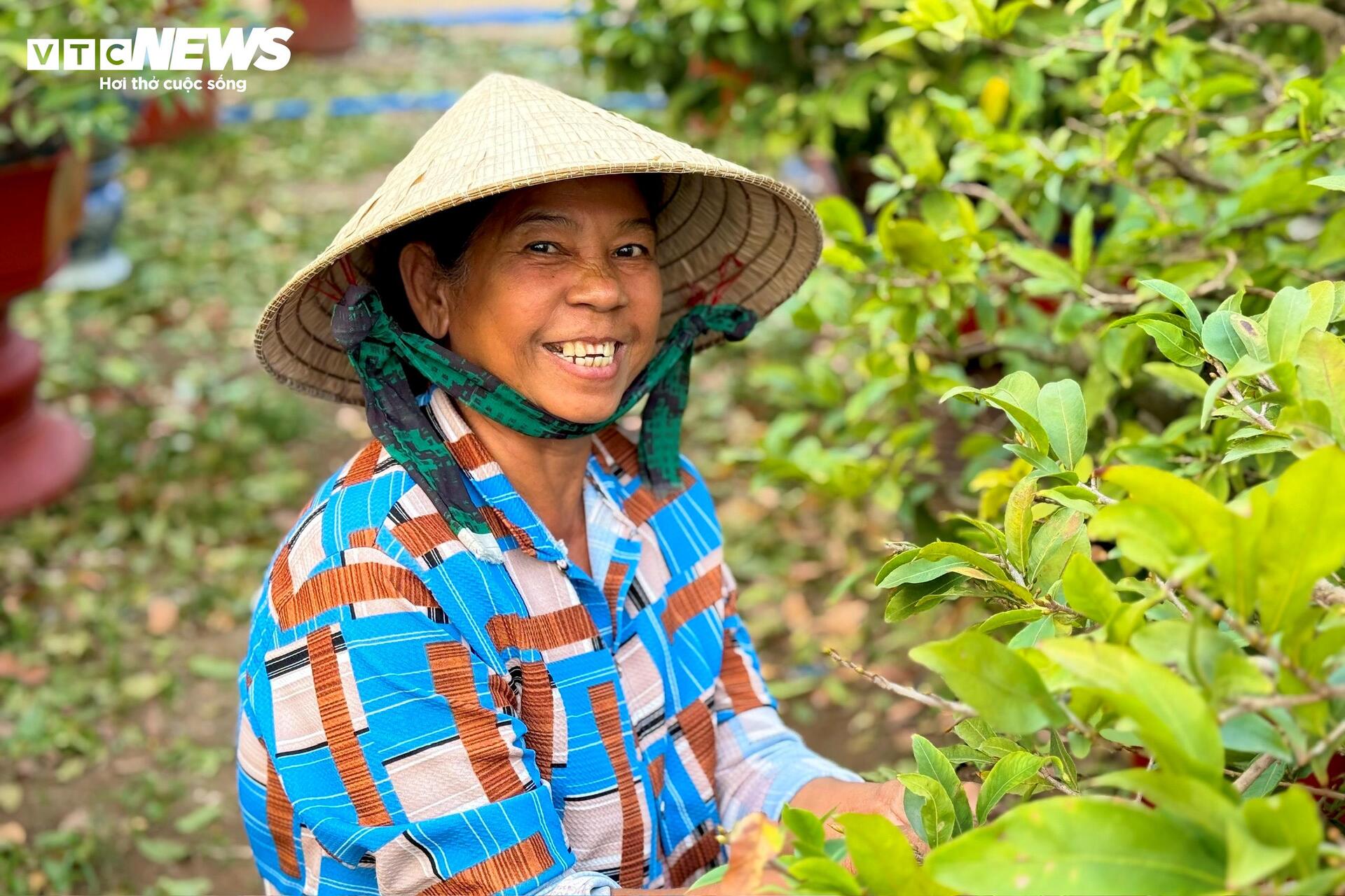 Người dân rủ nhau lặt lá mai thuê, kiếm tiền triệu tiêu Tết - 4