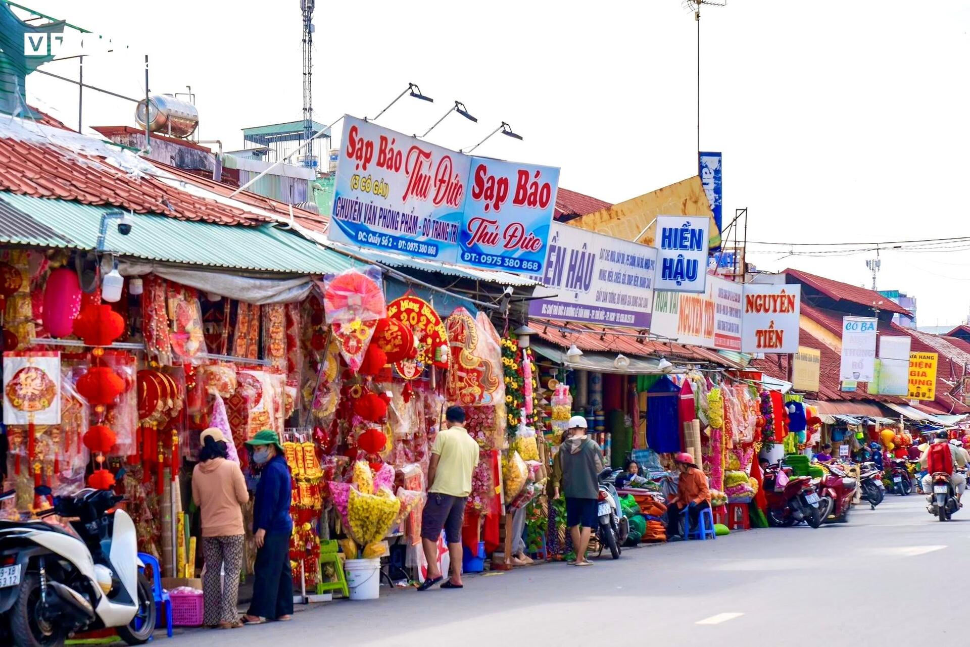 Từ thấp thỏm ế ẩm, tiểu thương bán đồ trang trí Tết nay làm không kịp nghỉ - 19