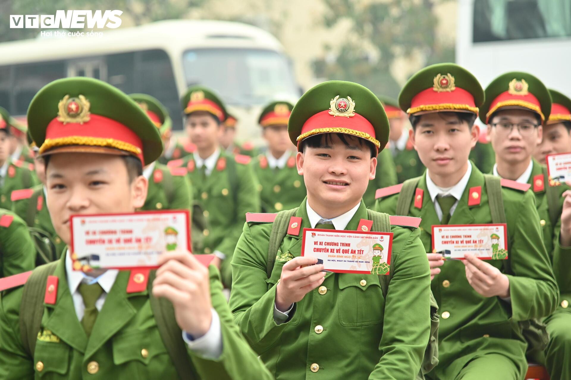 'Chuyến xe mùa xuân' chở học viên Học viện Cảnh sát Nhân dân về quê đón Tết - 2