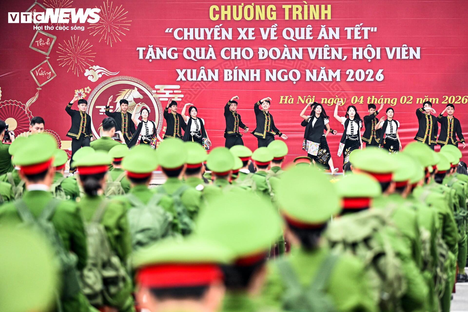 'Chuyến xe mùa xuân' chở học viên Học viện Cảnh sát Nhân dân về quê đón Tết - 1