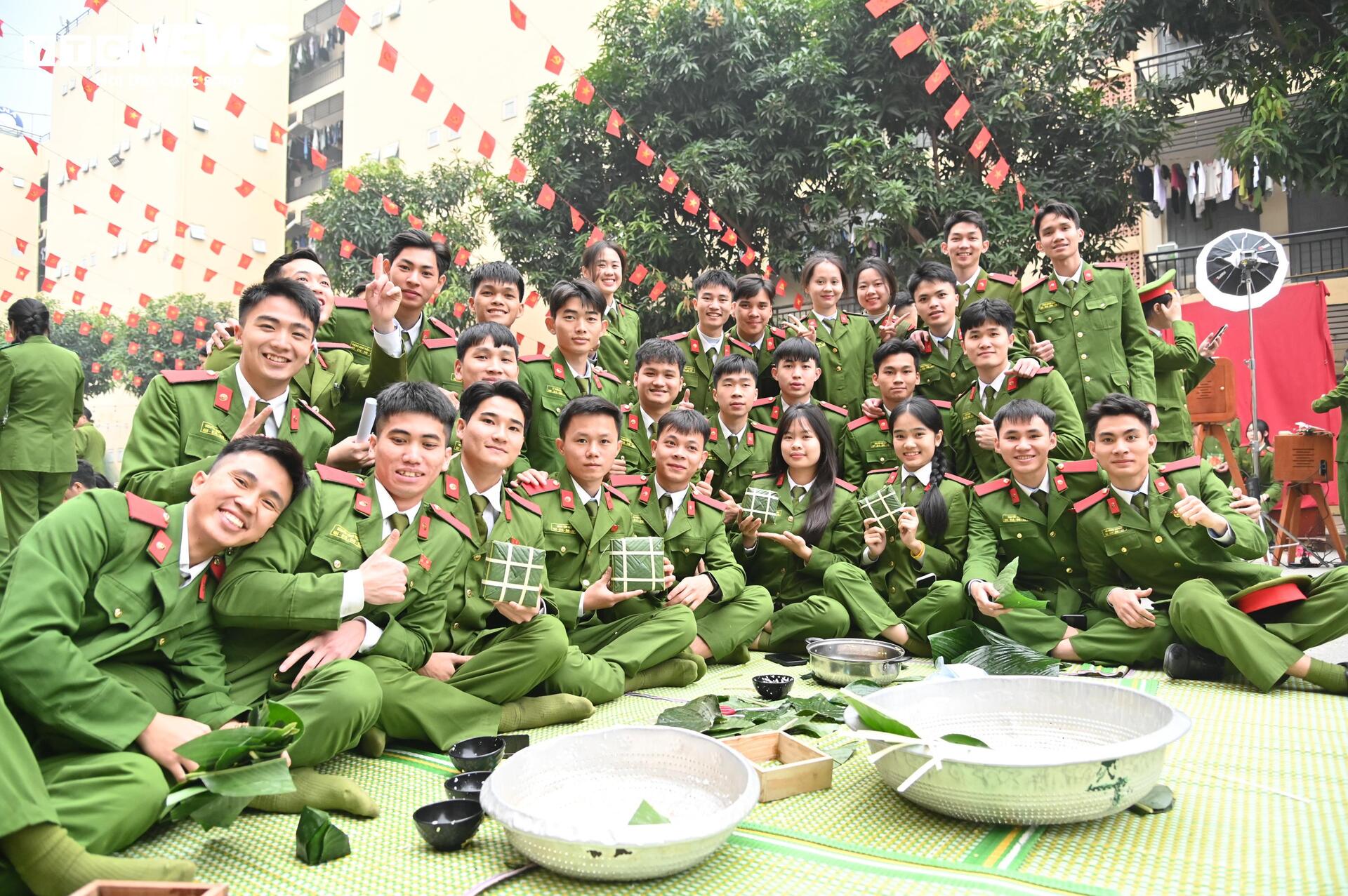 'Chuyến xe mùa xuân' chở học viên Học viện Cảnh sát Nhân dân về quê đón Tết - 10