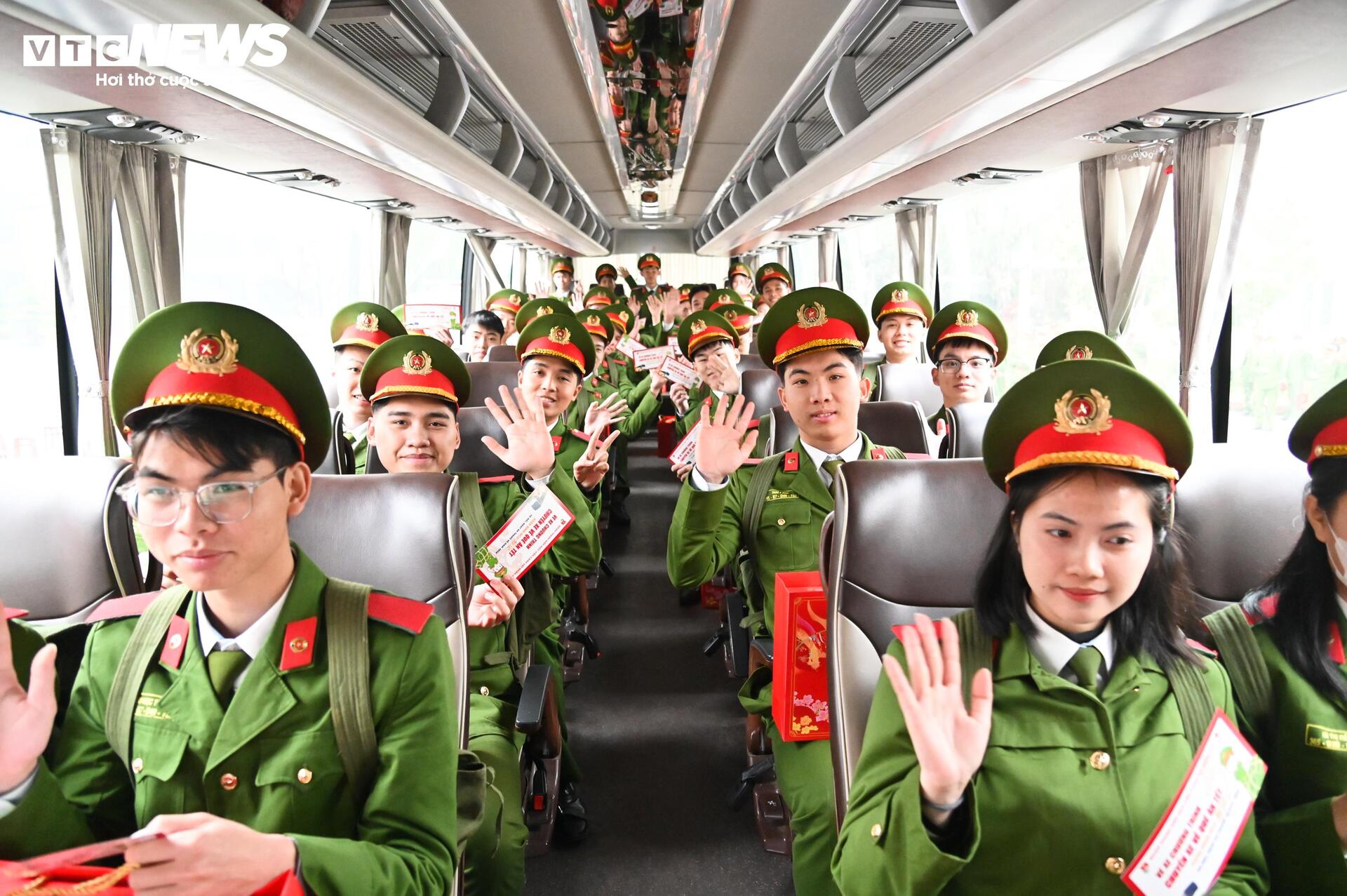 'Chuyến xe mùa xuân' chở học viên Học viện Cảnh sát Nhân dân về quê đón Tết - 8