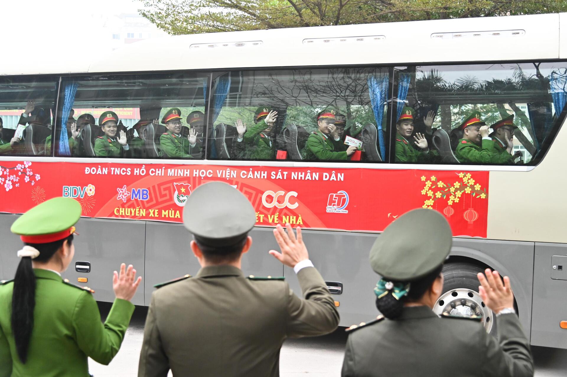 'Chuyến xe mùa xuân' chở học viên Học viện Cảnh sát Nhân dân về quê đón Tết - 9