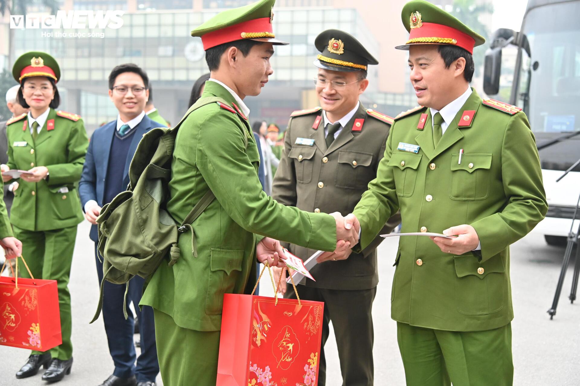 'Chuyến xe mùa xuân' chở học viên Học viện Cảnh sát Nhân dân về quê đón Tết - 7