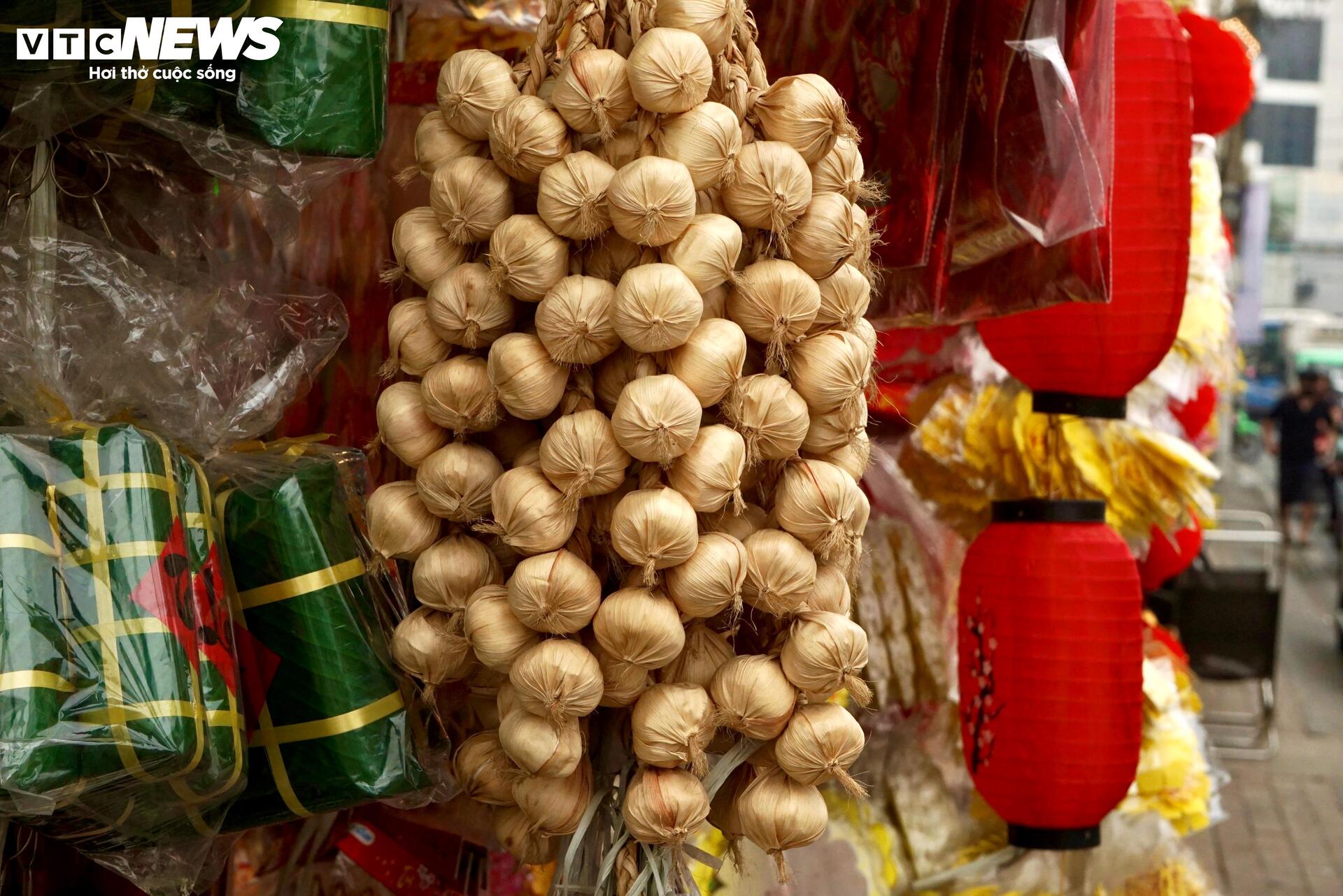 Từ thấp thỏm ế ẩm, tiểu thương bán đồ trang trí Tết nay làm không kịp nghỉ - 16