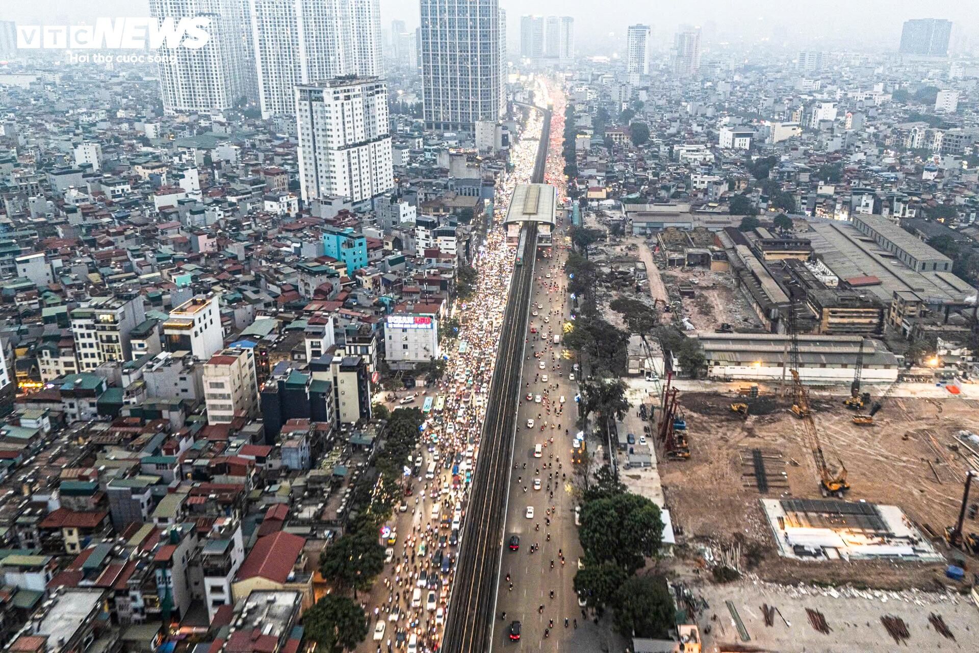 Giáp Tết, người Hà Nội chật vật di chuyển giữa cảnh ùn tắc từ sáng đến đêm - 17