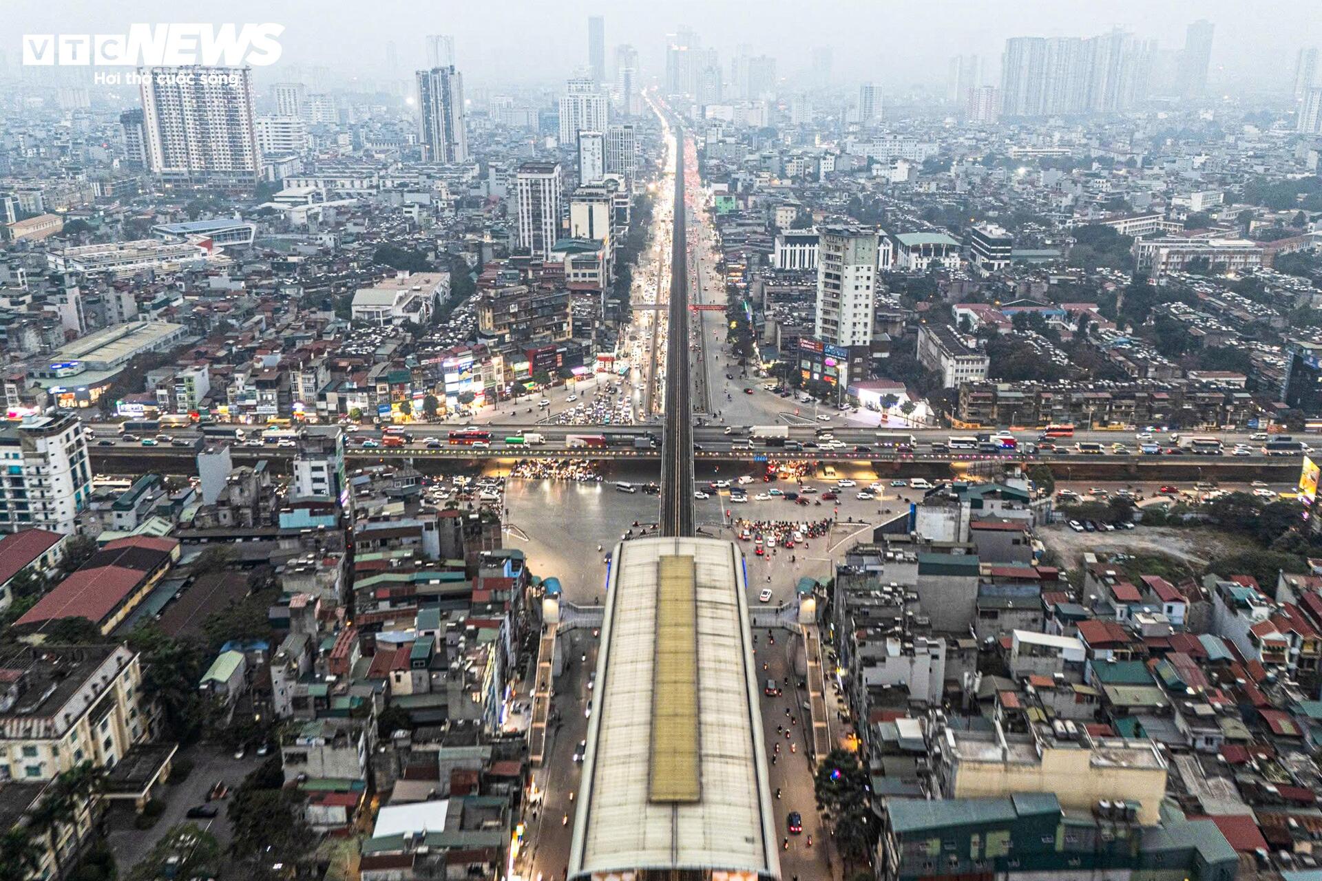 Giáp Tết, người Hà Nội chật vật di chuyển giữa cảnh ùn tắc từ sáng đến đêm - 1