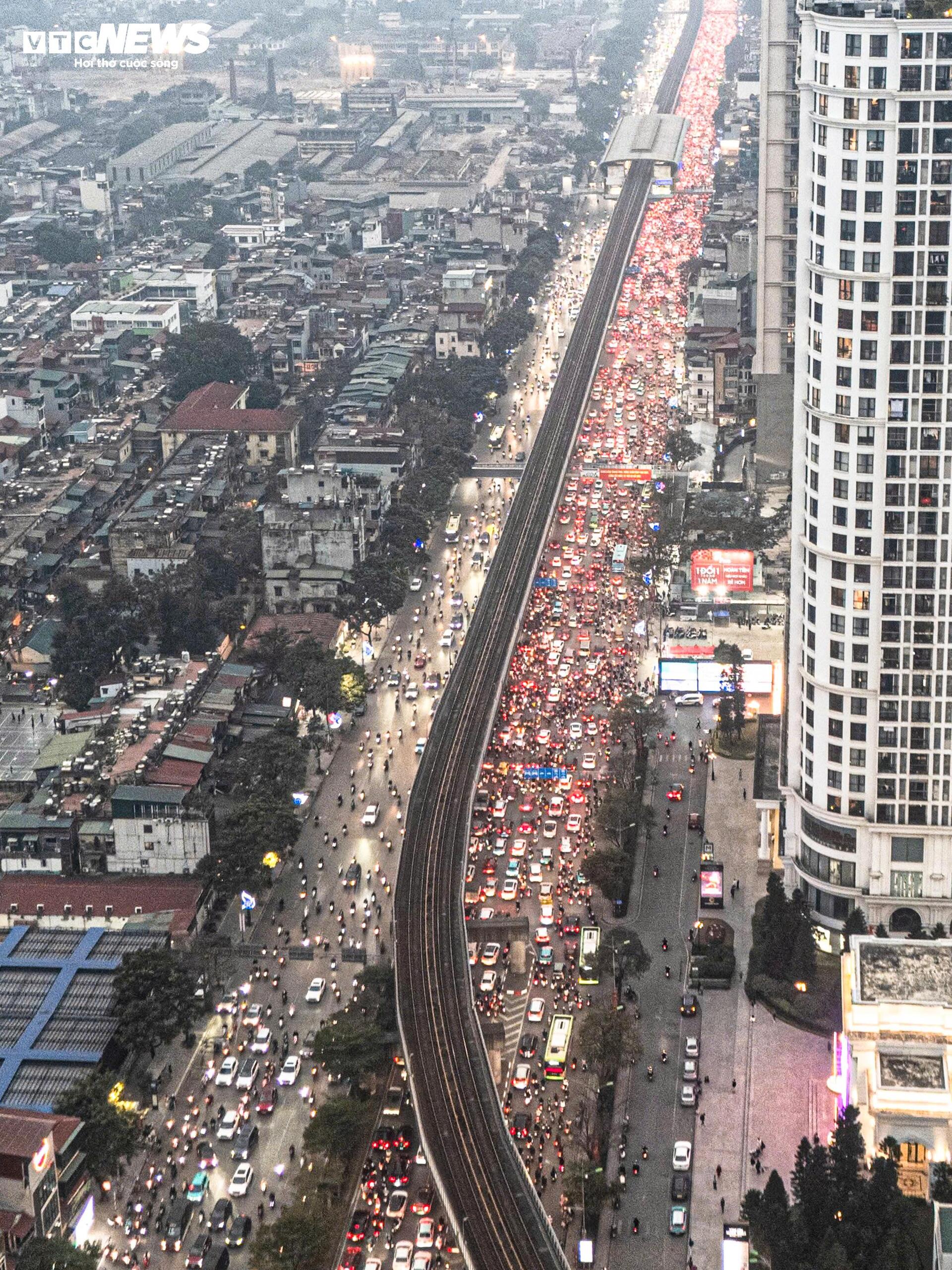 Giáp Tết, người Hà Nội chật vật di chuyển giữa cảnh ùn tắc từ sáng đến đêm - 3