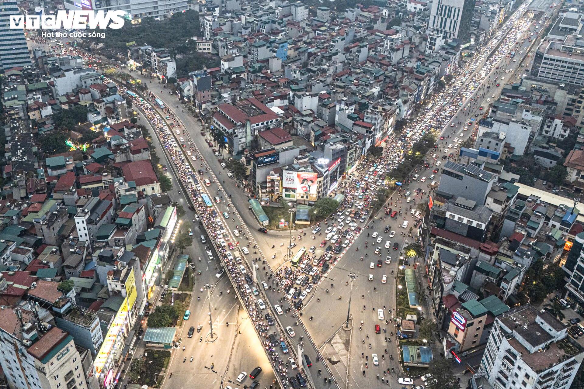 Giáp Tết, người Hà Nội chật vật di chuyển giữa cảnh ùn tắc từ sáng đến đêm - 18