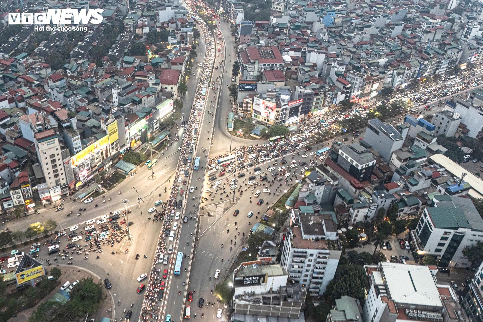 Giáp Tết, người Hà Nội chật vật di chuyển giữa cảnh ùn tắc từ sáng đến đêm - 10