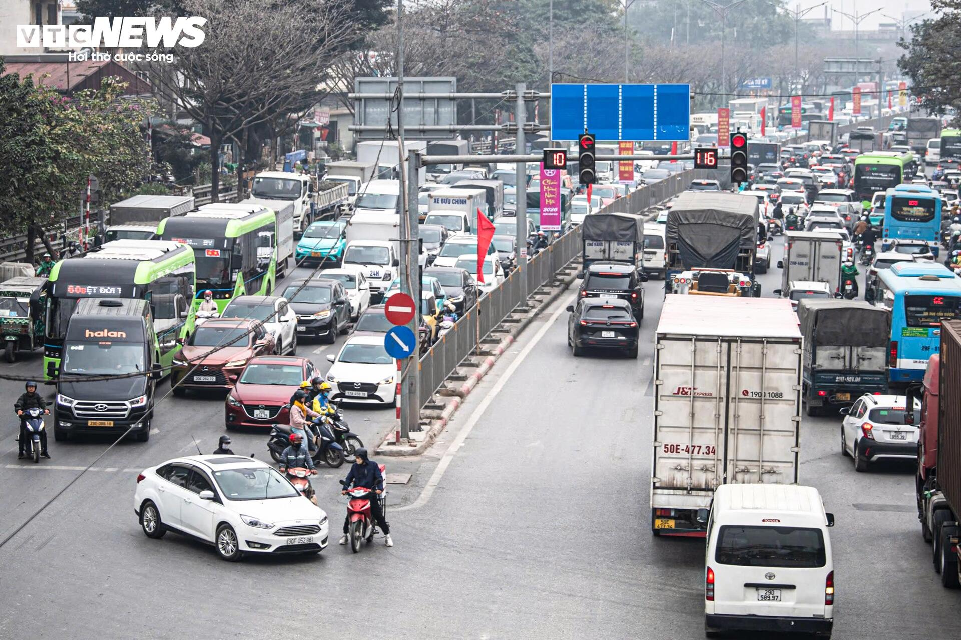 Giáp Tết, người Hà Nội chật vật di chuyển giữa cảnh ùn tắc từ sáng đến đêm - 11