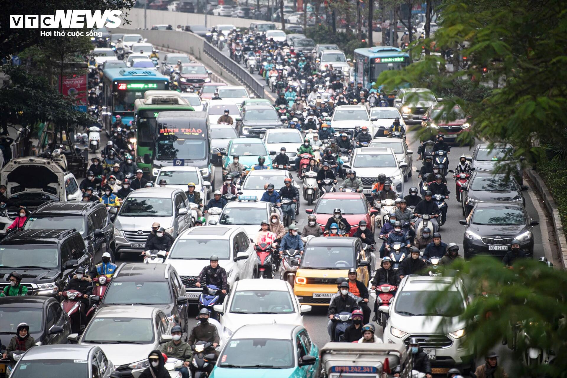 Giáp Tết, người Hà Nội chật vật di chuyển giữa cảnh ùn tắc từ sáng đến đêm - 13