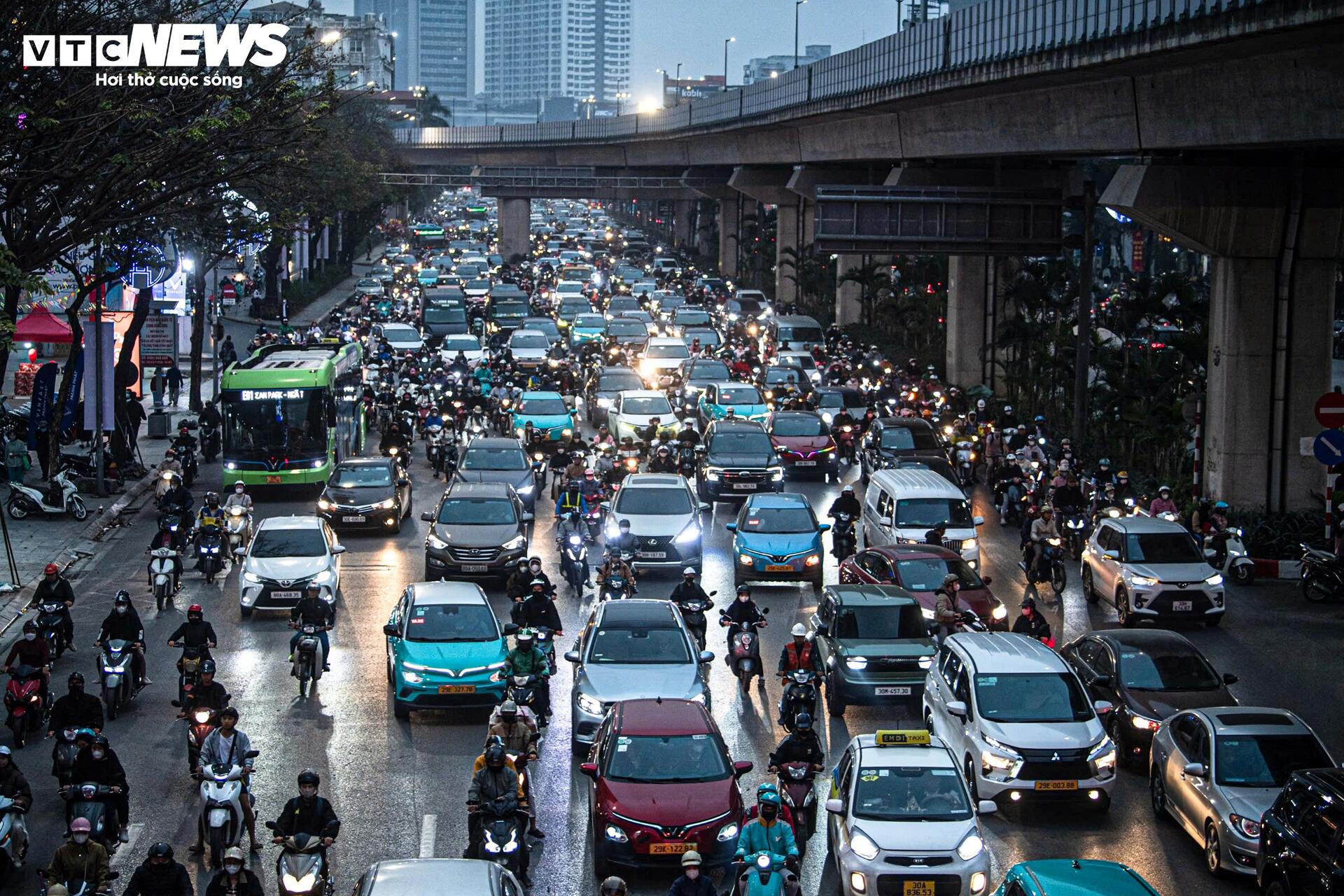 Giáp Tết, người Hà Nội chật vật di chuyển giữa cảnh ùn tắc từ sáng đến đêm - 2