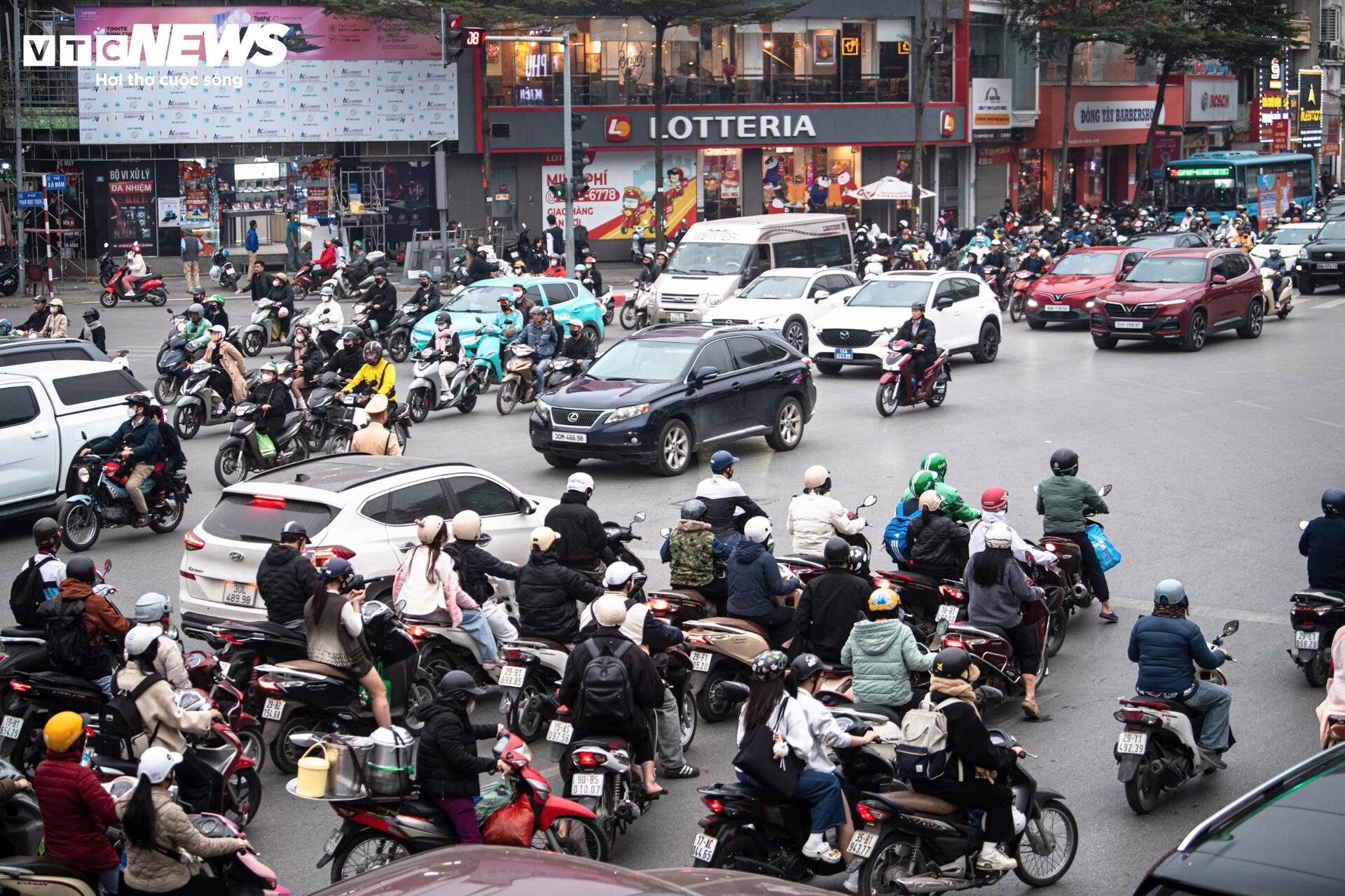 Giáp Tết, người Hà Nội chật vật di chuyển giữa cảnh ùn tắc từ sáng đến đêm - 14