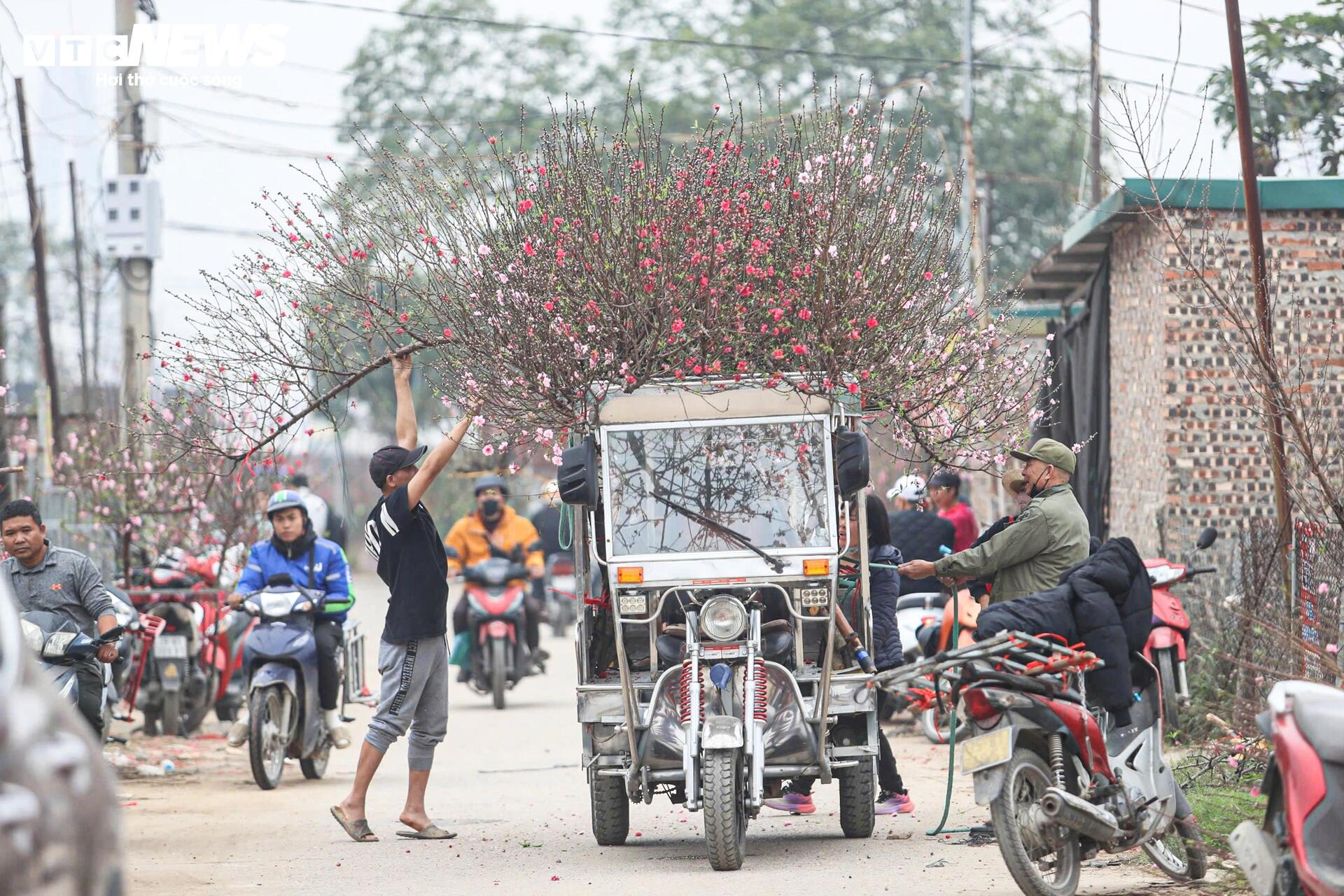 Giáp Tết, người Hà Nội chật vật di chuyển giữa cảnh ùn tắc từ sáng đến đêm - 15