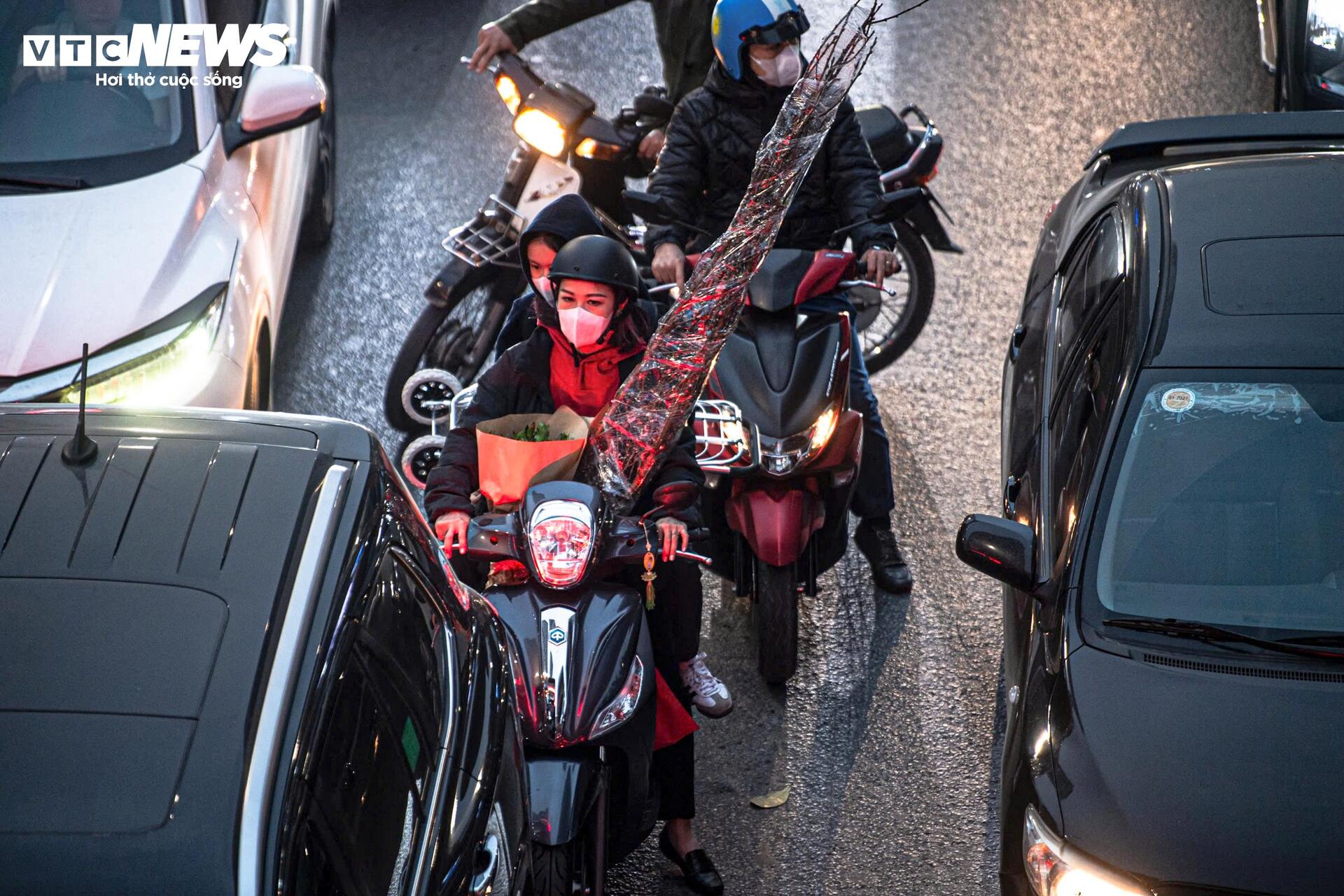 Giáp Tết, người Hà Nội chật vật di chuyển giữa cảnh ùn tắc từ sáng đến đêm - 4