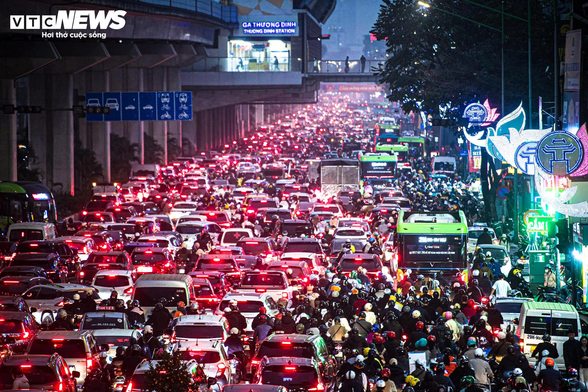 Giáp Tết, người Hà Nội chật vật di chuyển giữa cảnh ùn tắc từ sáng đến đêm - 5