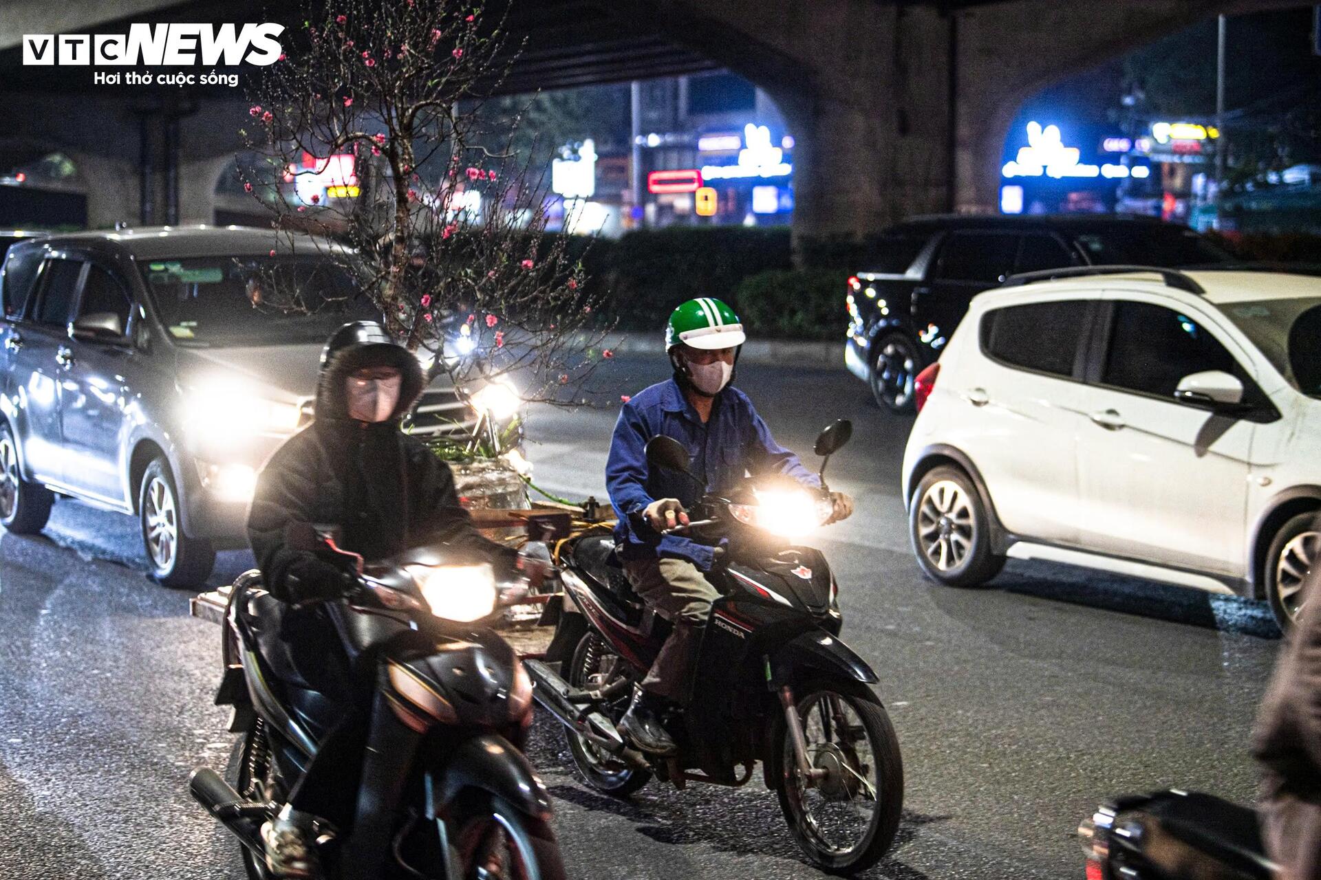 Giáp Tết, người Hà Nội chật vật di chuyển giữa cảnh ùn tắc từ sáng đến đêm - 9