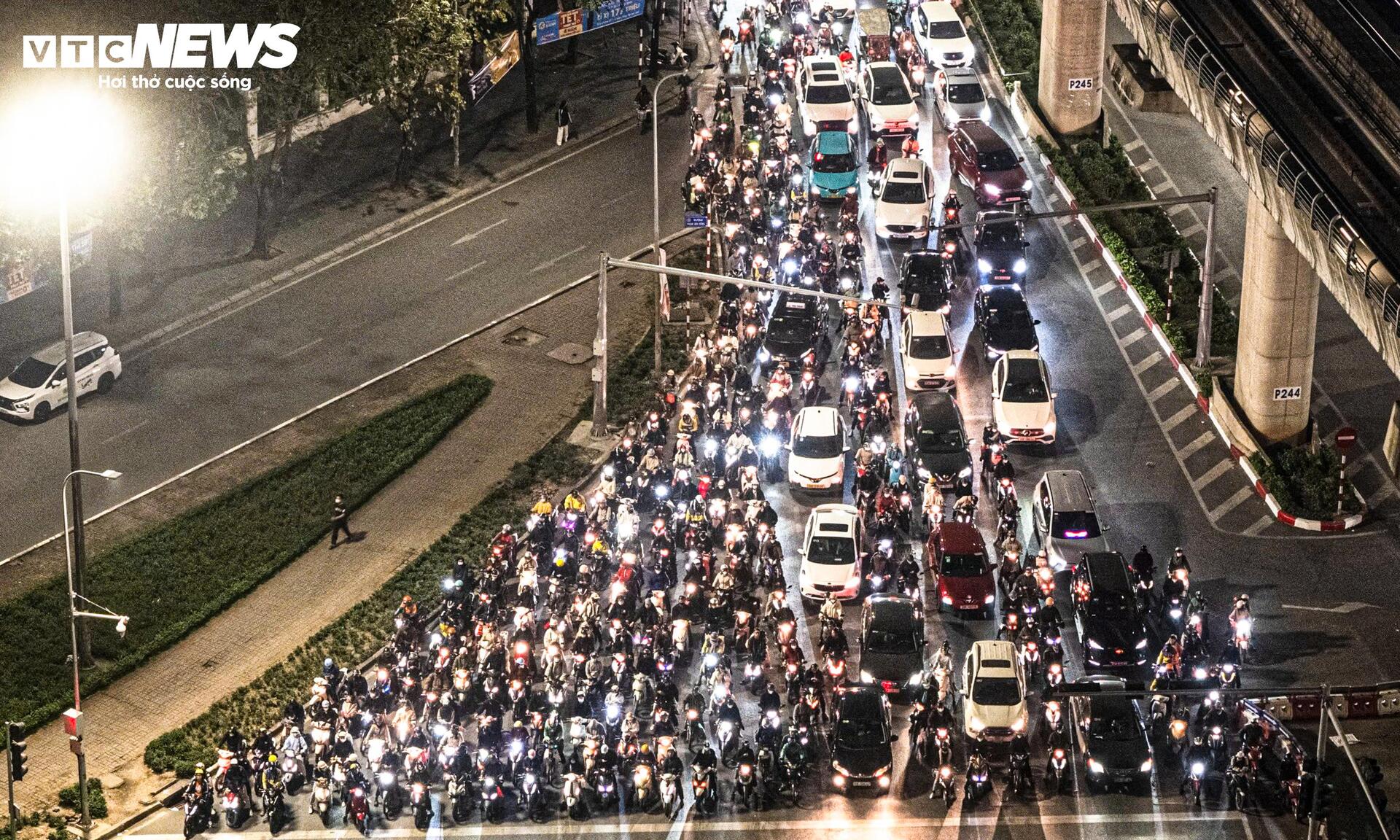 Giáp Tết, người Hà Nội chật vật di chuyển giữa cảnh ùn tắc từ sáng đến đêm - 7