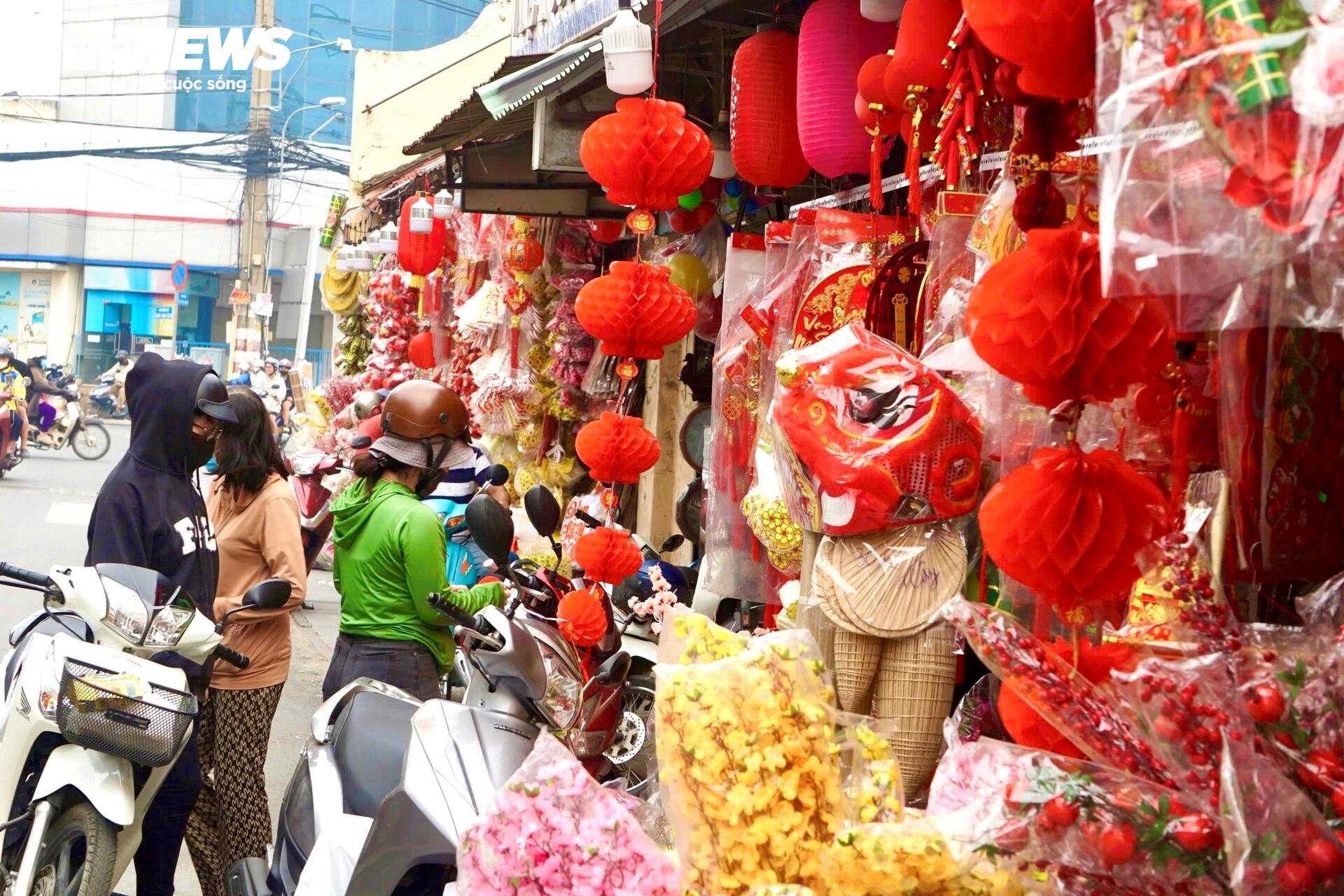Từ thấp thỏm ế ẩm, tiểu thương bán đồ trang trí Tết nay làm không kịp nghỉ - 14