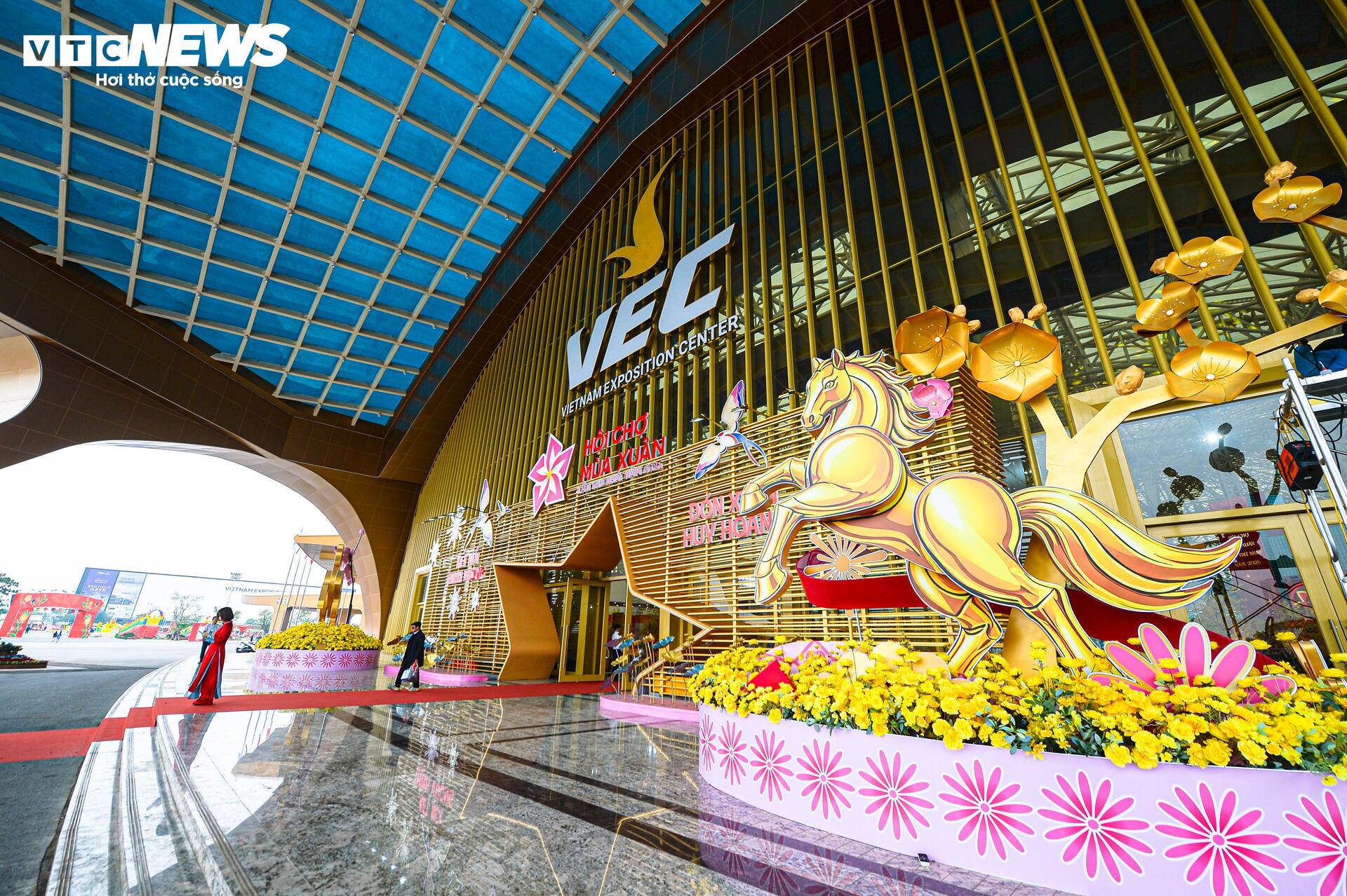 Đi hội chợ sắm Tết, khách còn được du xuân xuyên Việt - 1