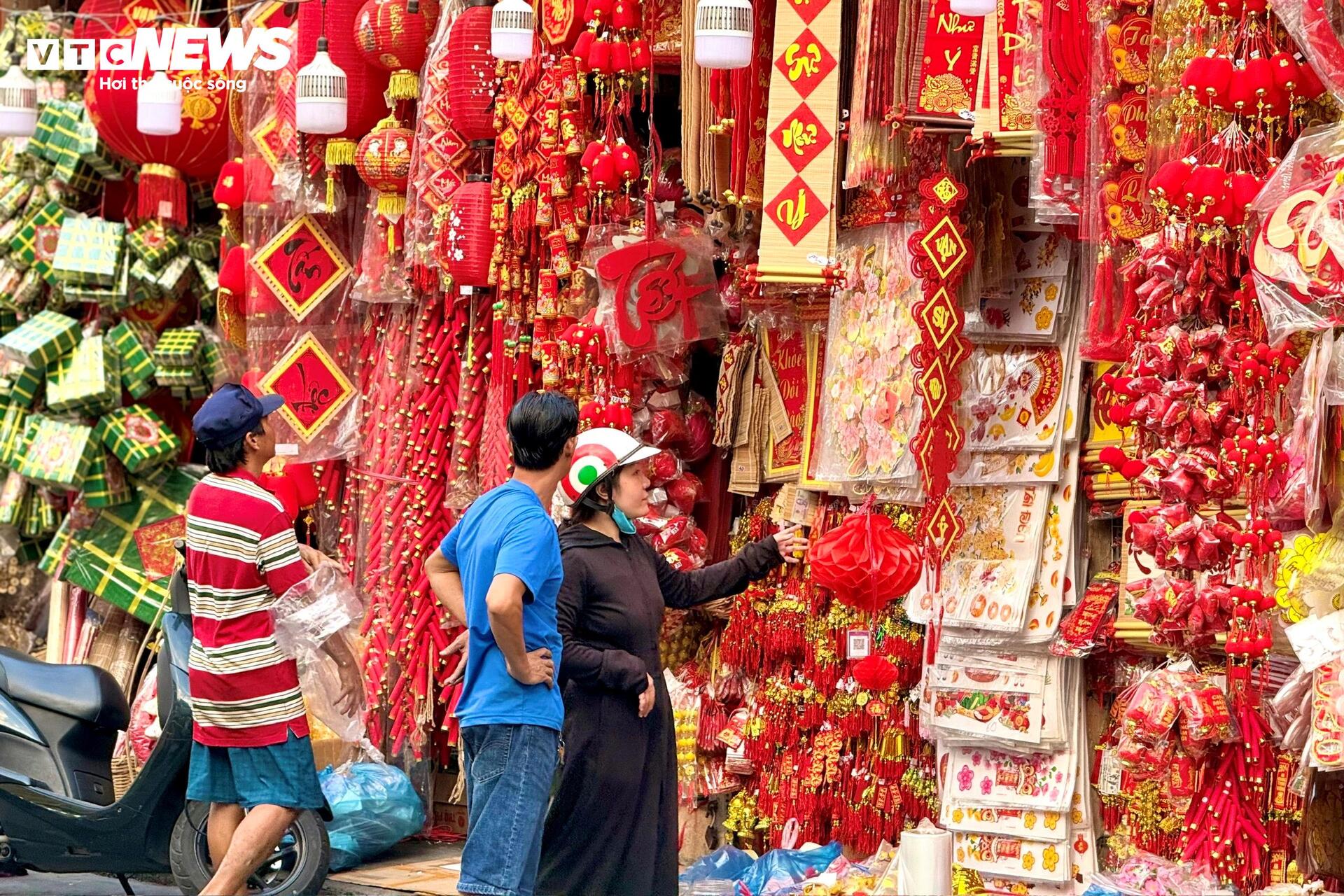 Từ thấp thỏm ế ẩm, tiểu thương bán đồ trang trí Tết nay làm không kịp nghỉ - 10