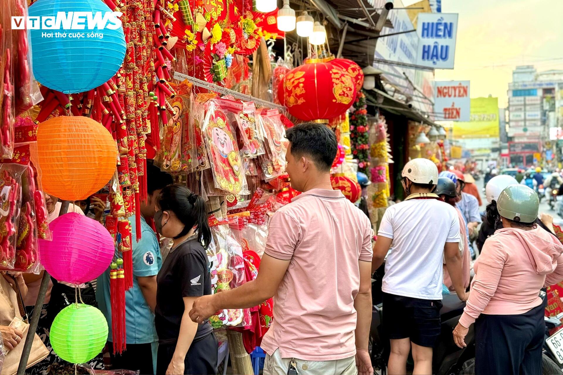 Từ thấp thỏm ế ẩm, tiểu thương bán đồ trang trí Tết nay làm không kịp nghỉ - 6