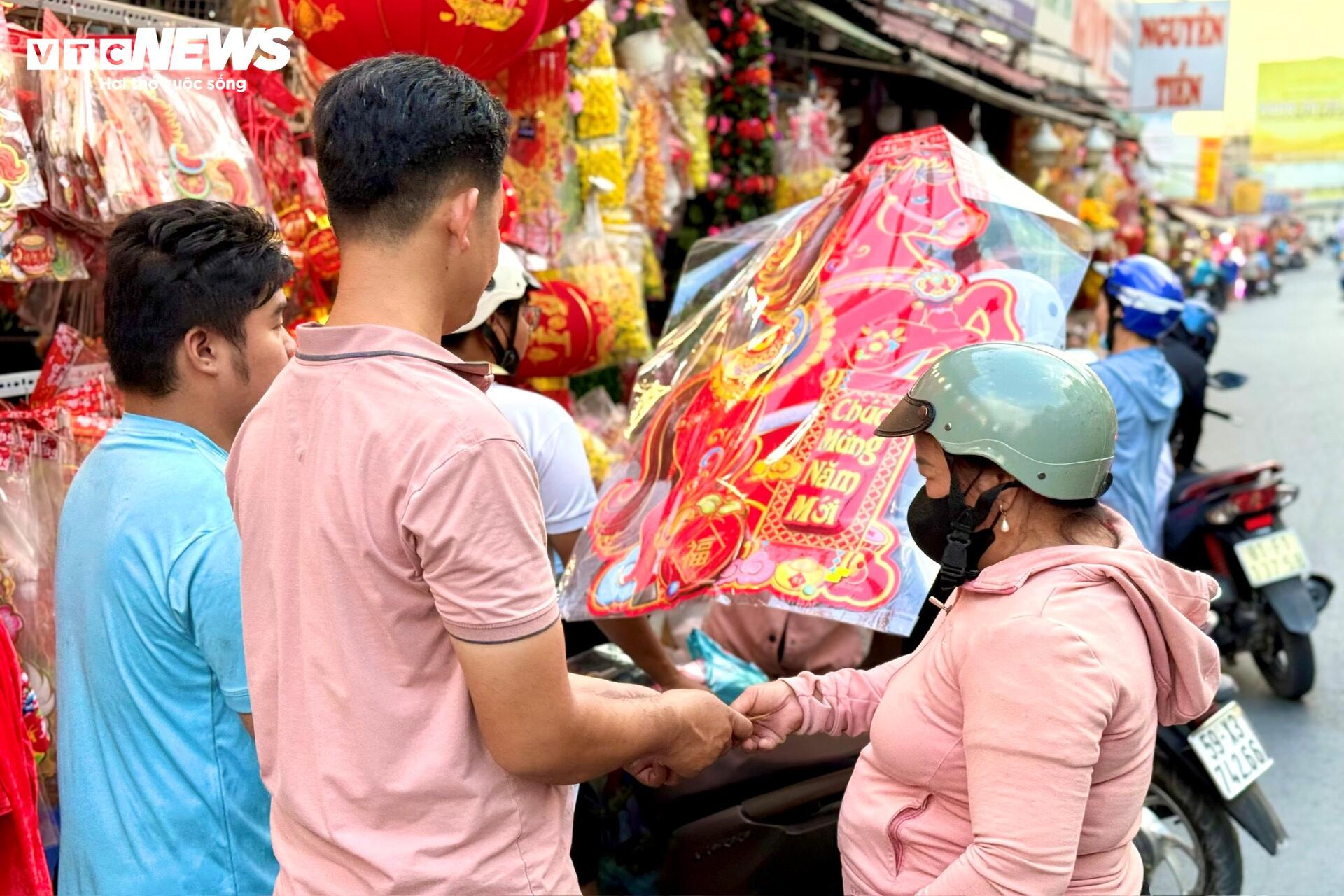 Từ thấp thỏm ế ẩm, tiểu thương bán đồ trang trí Tết nay làm không kịp nghỉ - 4