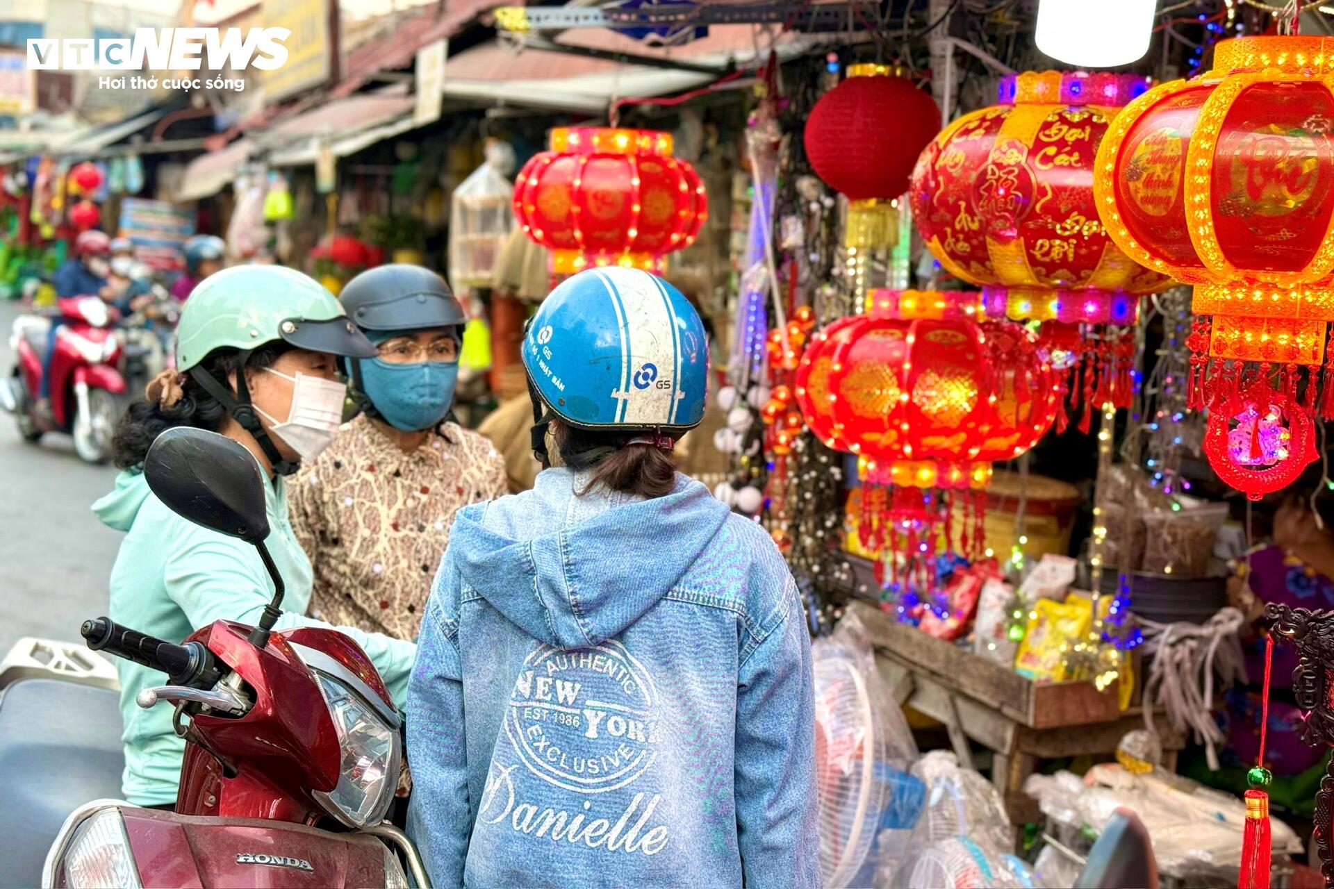 Từ thấp thỏm ế ẩm, tiểu thương bán đồ trang trí Tết nay làm không kịp nghỉ - 13