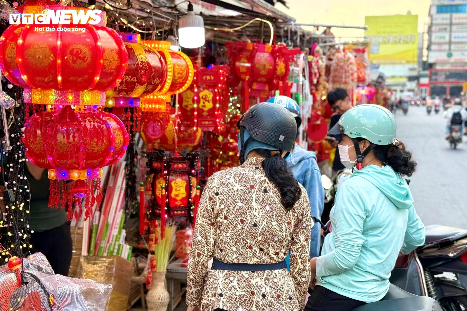 Từ thấp thỏm ế ẩm, tiểu thương bán đồ trang trí Tết nay làm không kịp nghỉ - 12