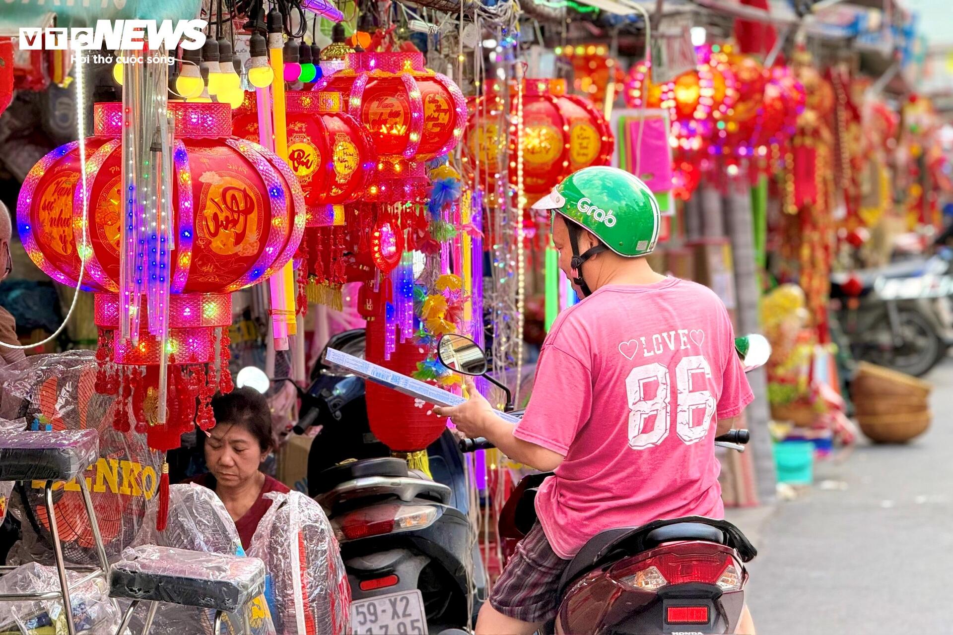 Từ thấp thỏm ế ẩm, tiểu thương bán đồ trang trí Tết nay làm không kịp nghỉ - 9