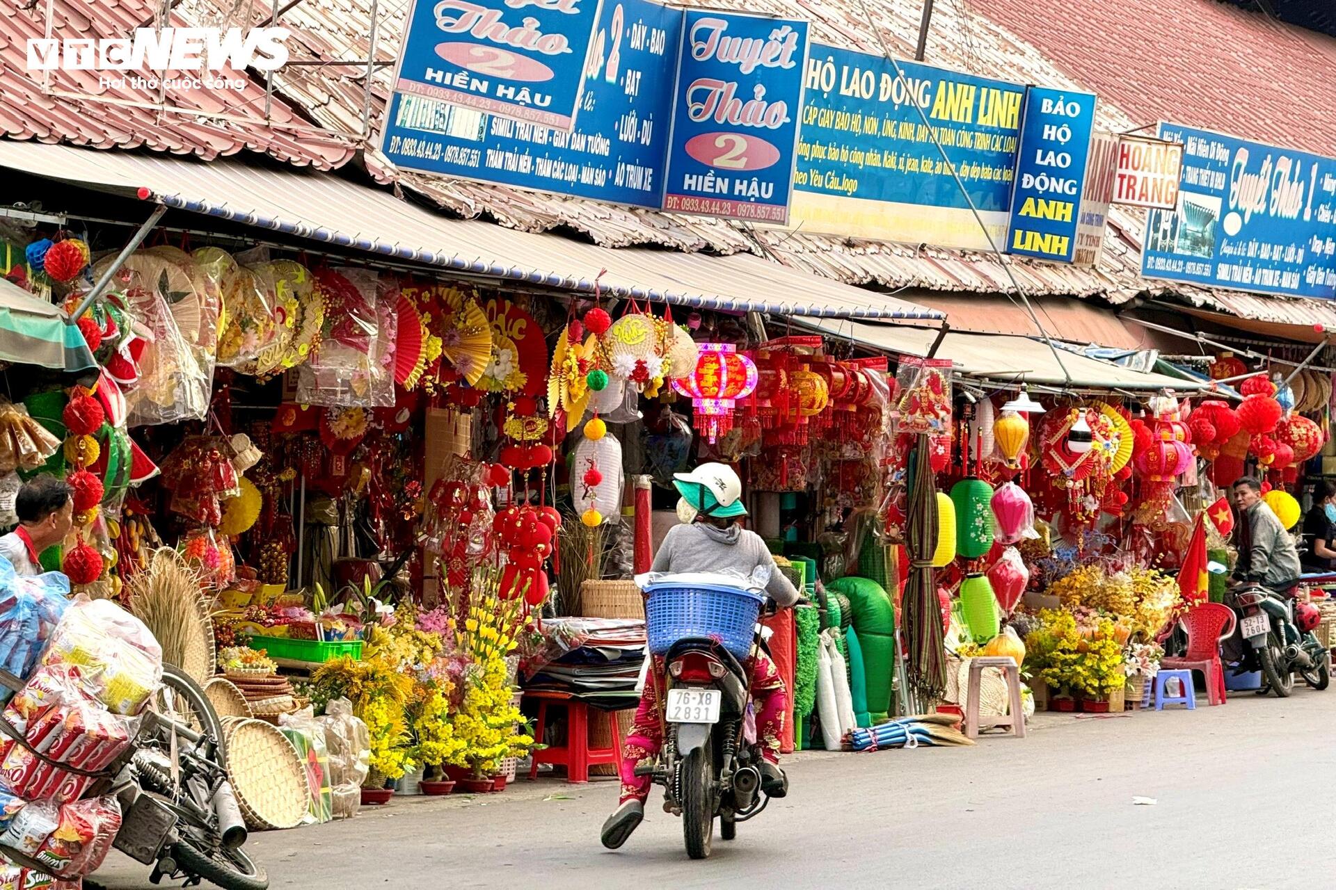 Từ thấp thỏm ế ẩm, tiểu thương bán đồ trang trí Tết nay làm không kịp nghỉ - 1