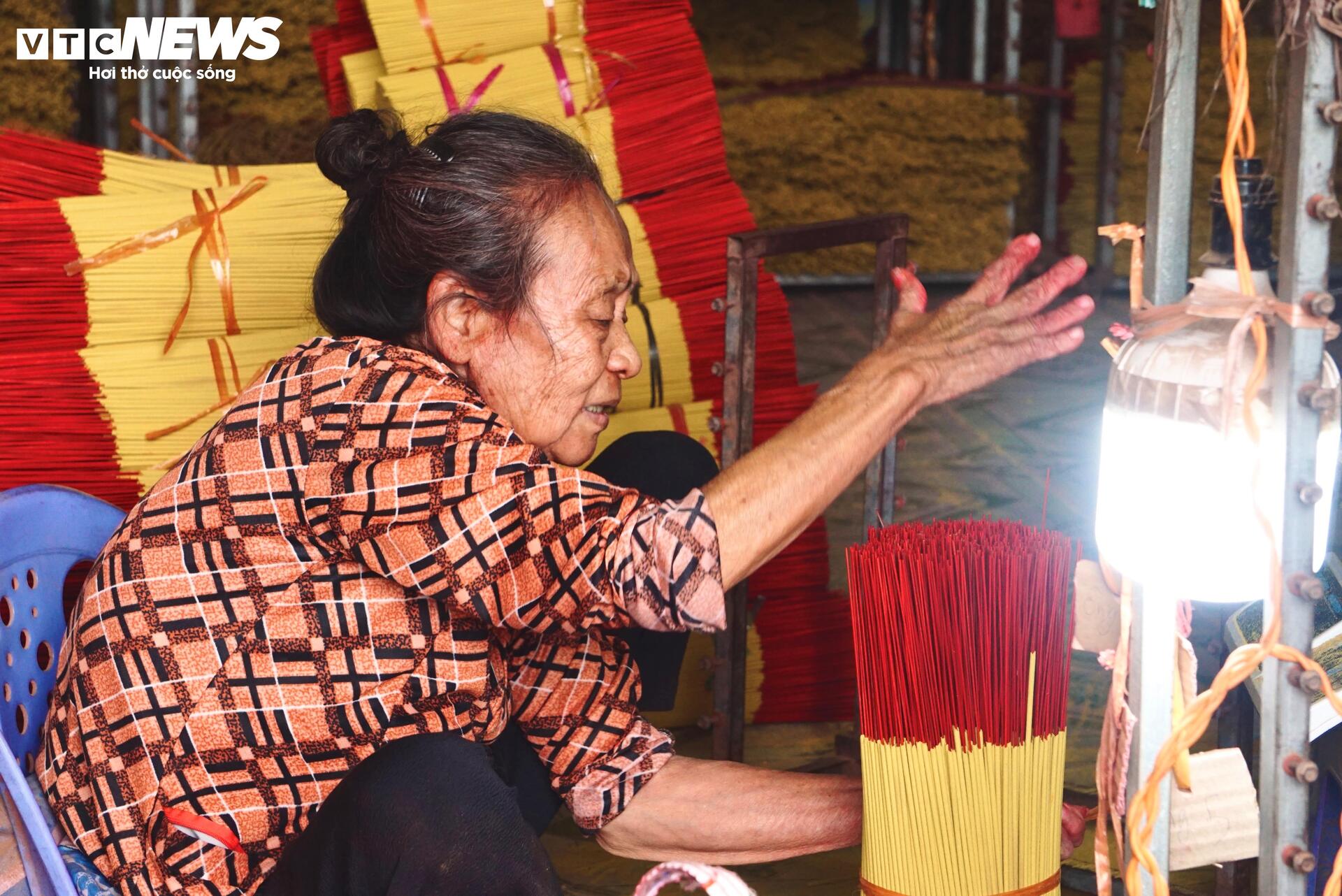 Giữa TP.HCM, một làng nhang hong nắng gọi Tết về - 2