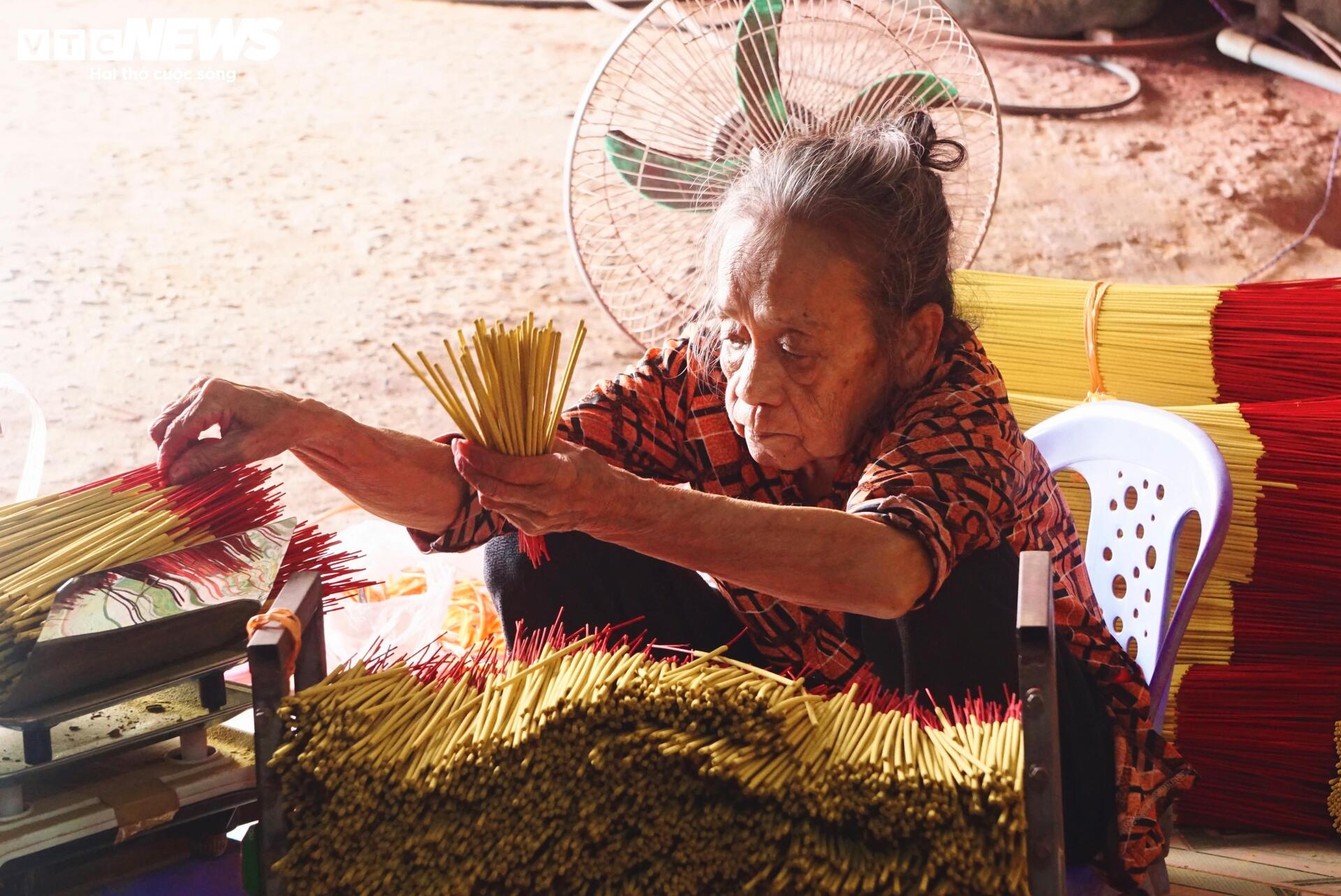 Giữa TP.HCM, một làng nhang hong nắng gọi Tết về - 4