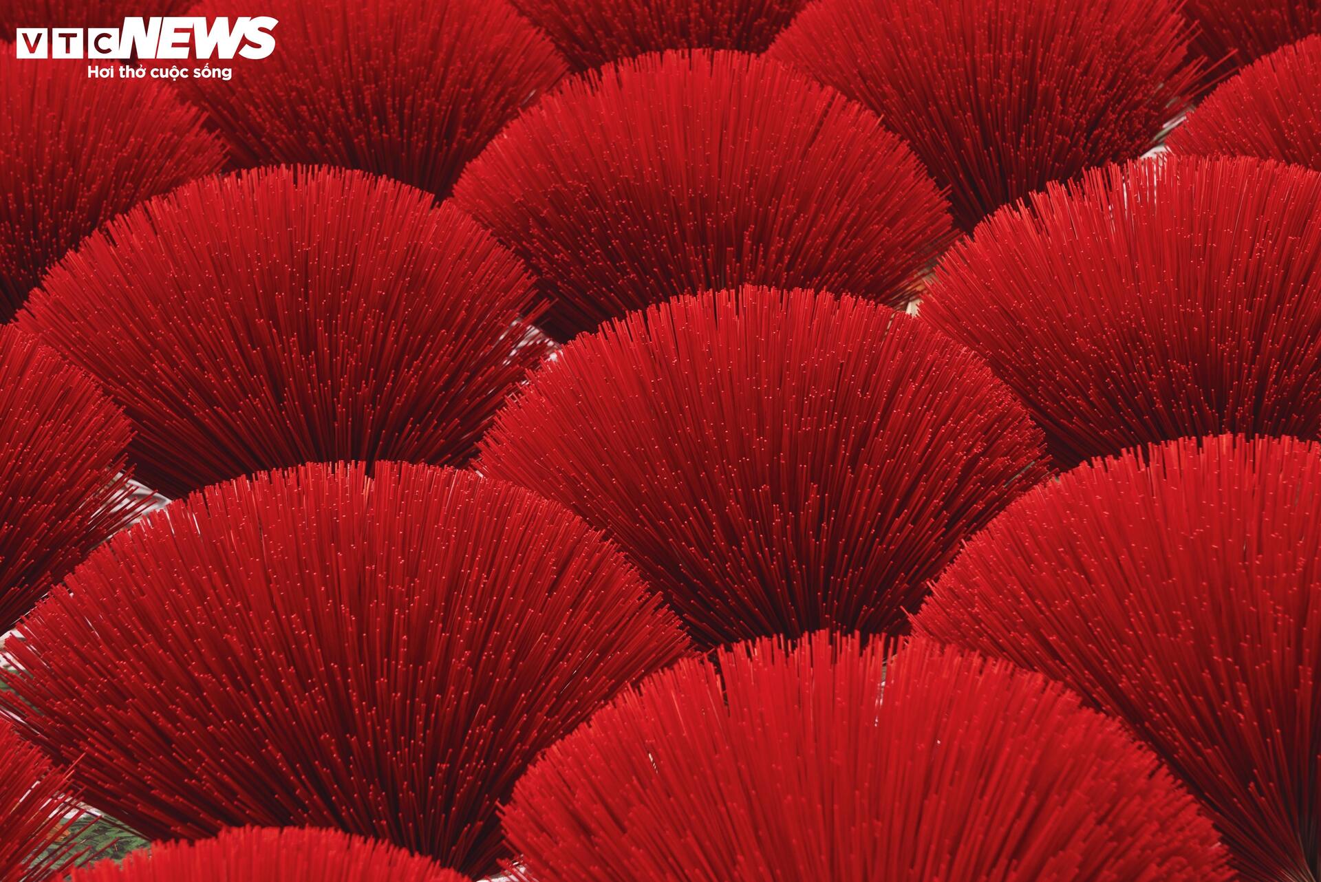 Giữa TP.HCM, một làng nhang hong nắng gọi Tết về - 8