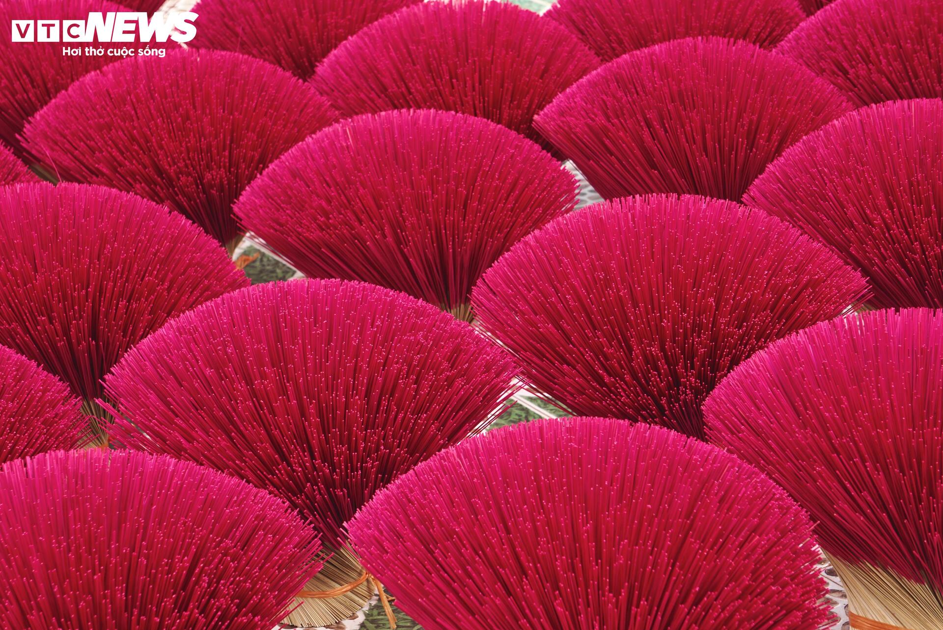 Giữa TP.HCM, một làng nhang hong nắng gọi Tết về - 9