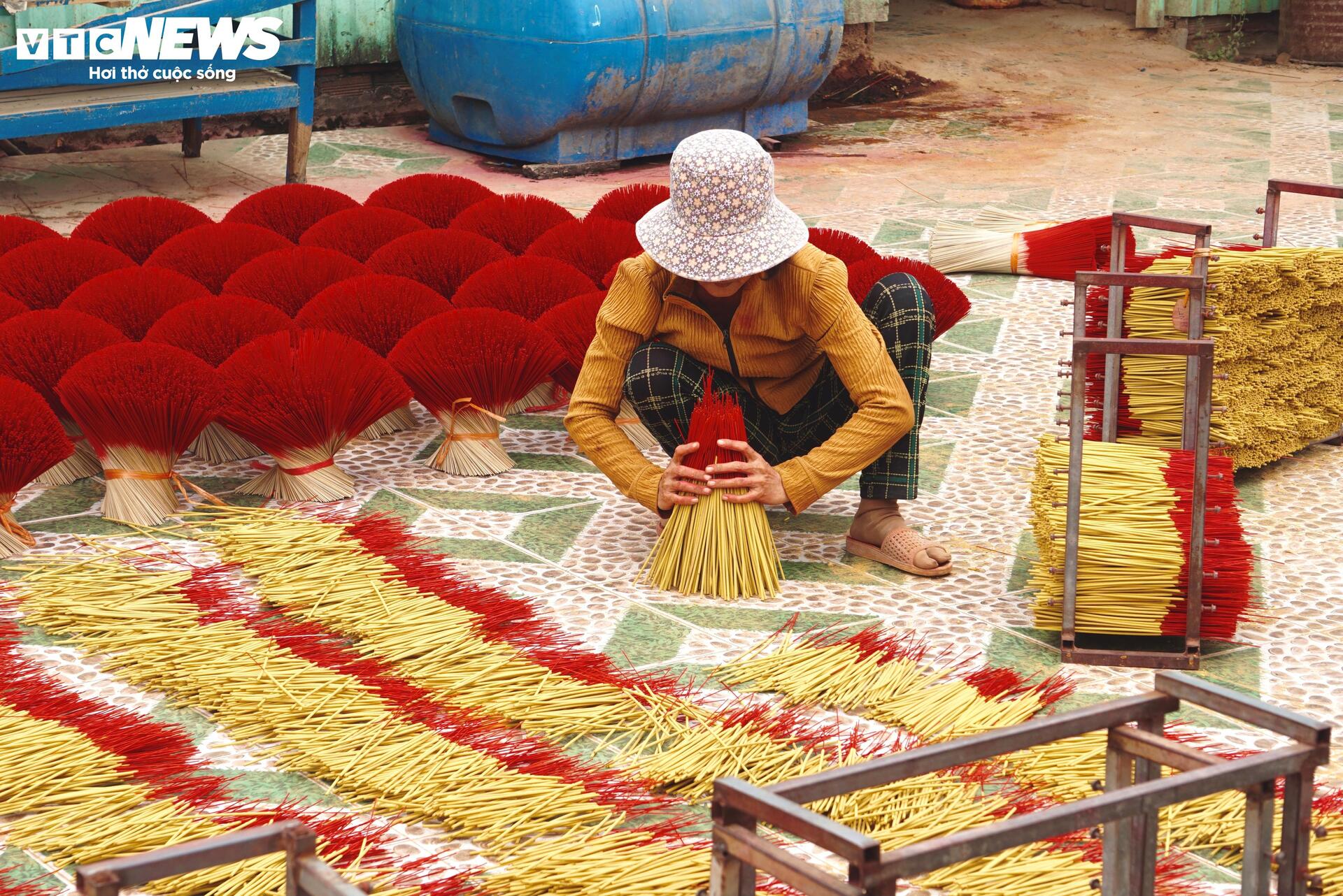 Giữa TP.HCM, một làng nhang hong nắng gọi Tết về - 5