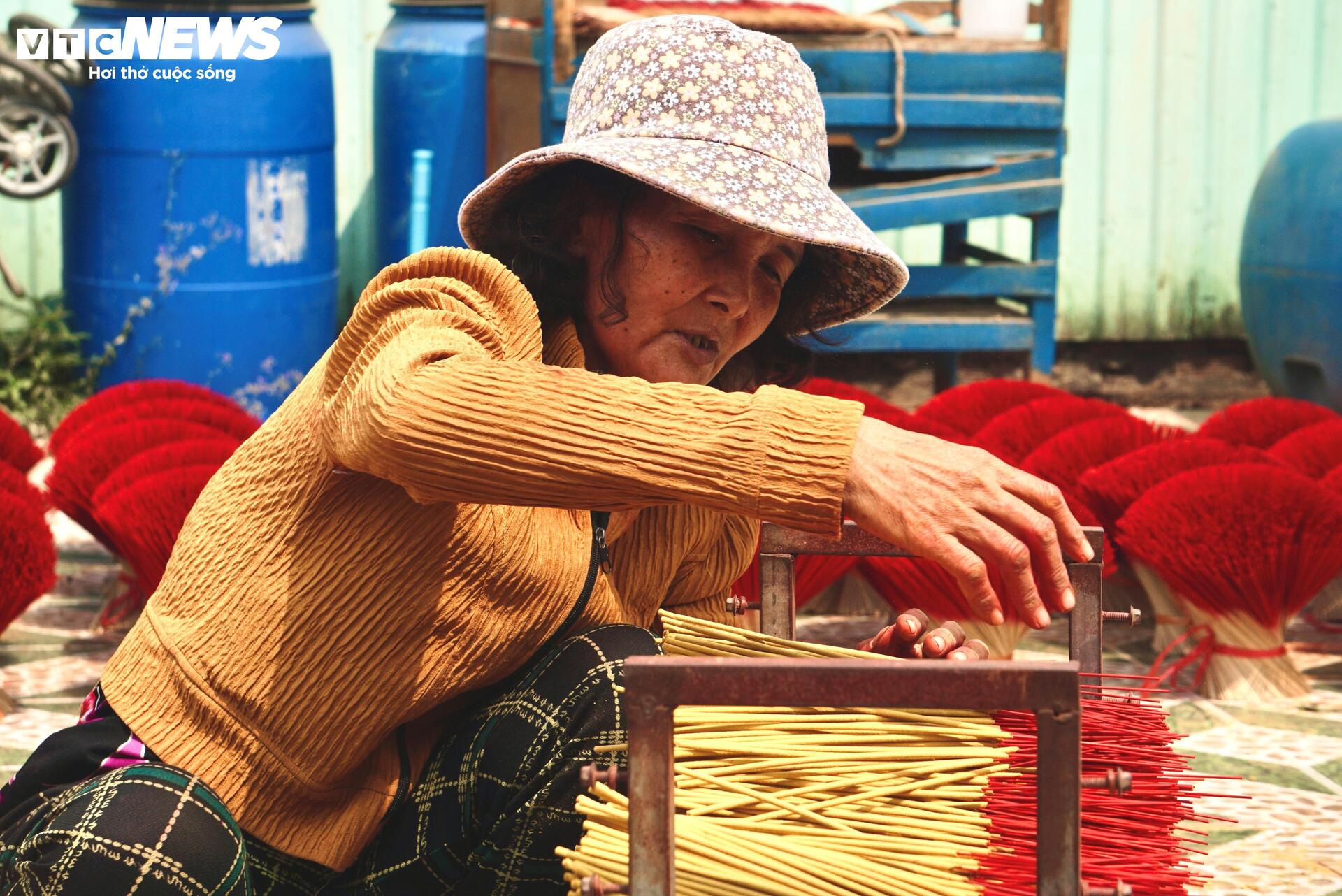 Giữa TP.HCM, một làng nhang hong nắng gọi Tết về - 3