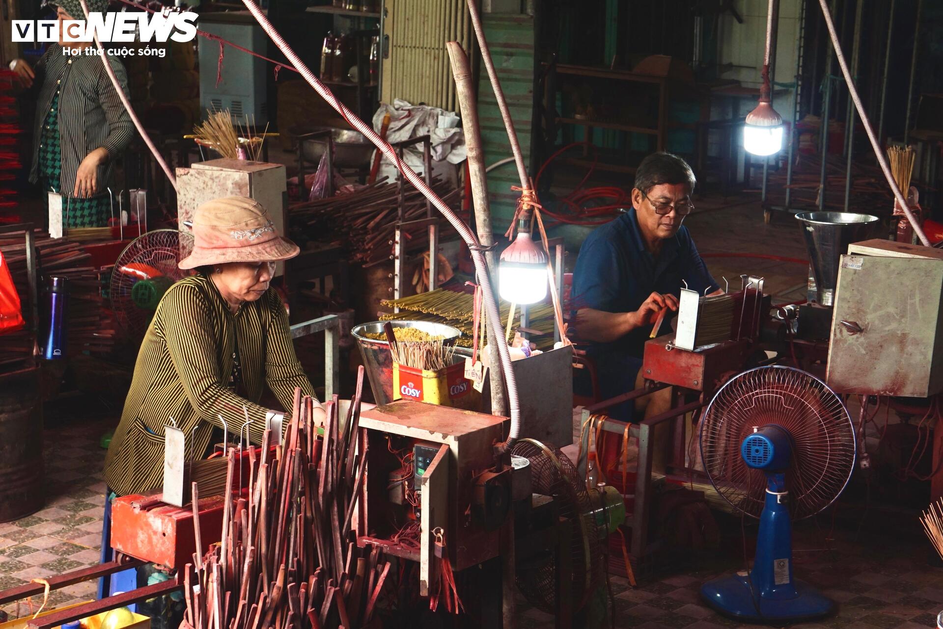 Giữa TP.HCM, một làng nhang hong nắng gọi Tết về - 7