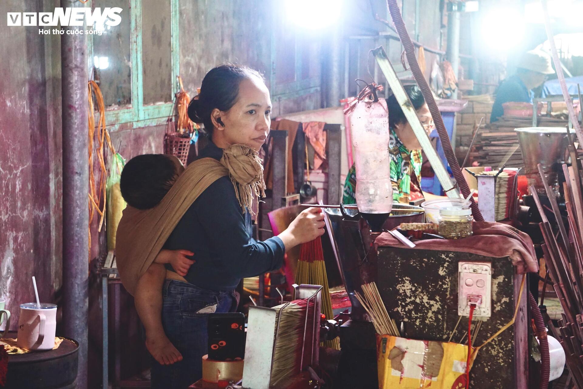 Giữa TP.HCM, một làng nhang hong nắng gọi Tết về - 6