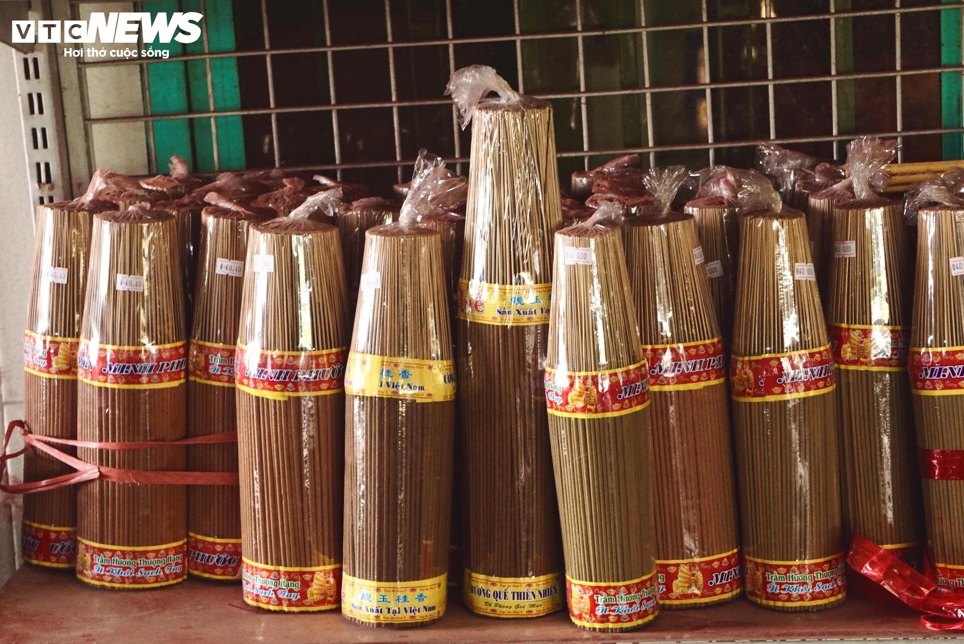 Giữa TP.HCM, một làng nhang hong nắng gọi Tết về - 11