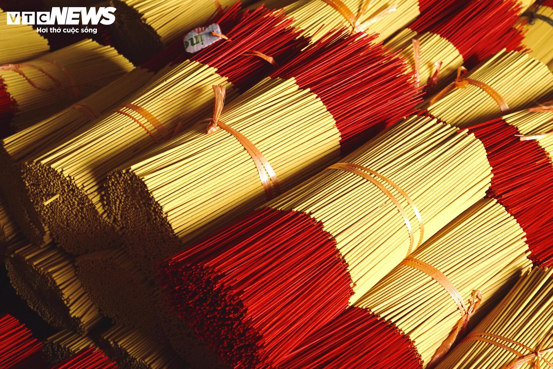 Giữa TP.HCM, một làng nhang hong nắng gọi Tết về - 10