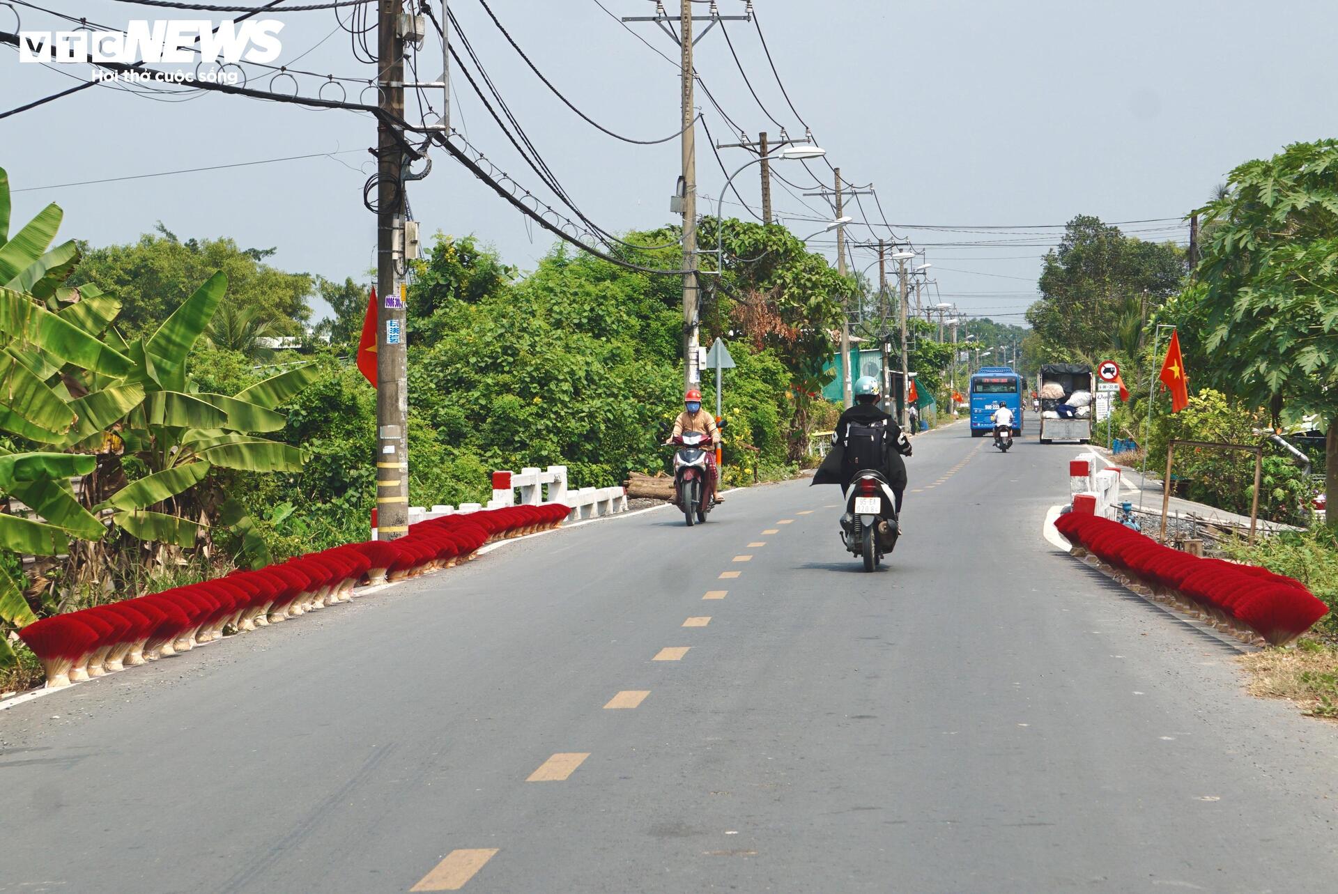 Giữa TP.HCM, một làng nhang hong nắng gọi Tết về - 1