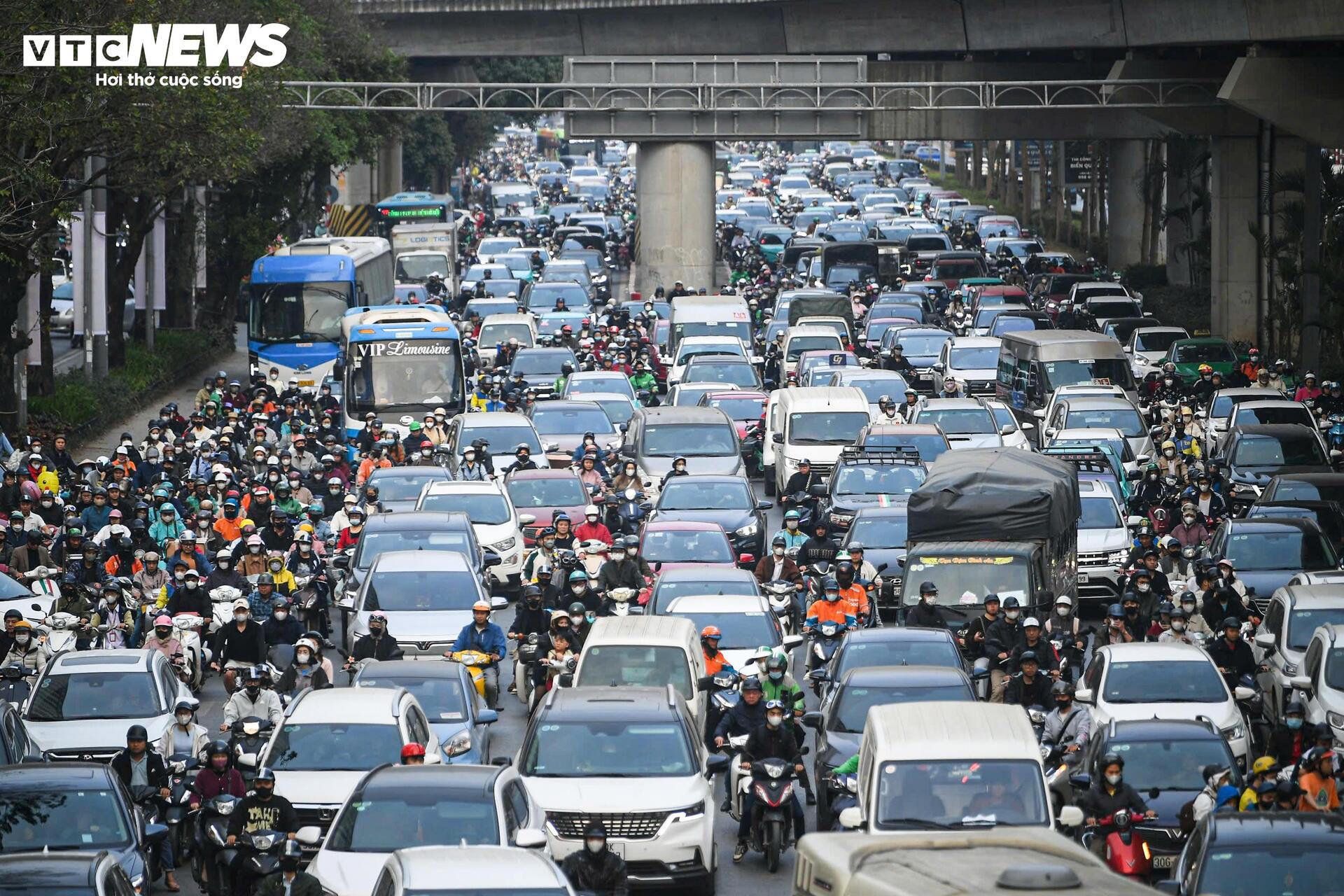 Cận Tết, ô tô chiếm trọn 6 làn đường Hà Nội, xe máy ‘leo’ vỉa hè né tắc - 9