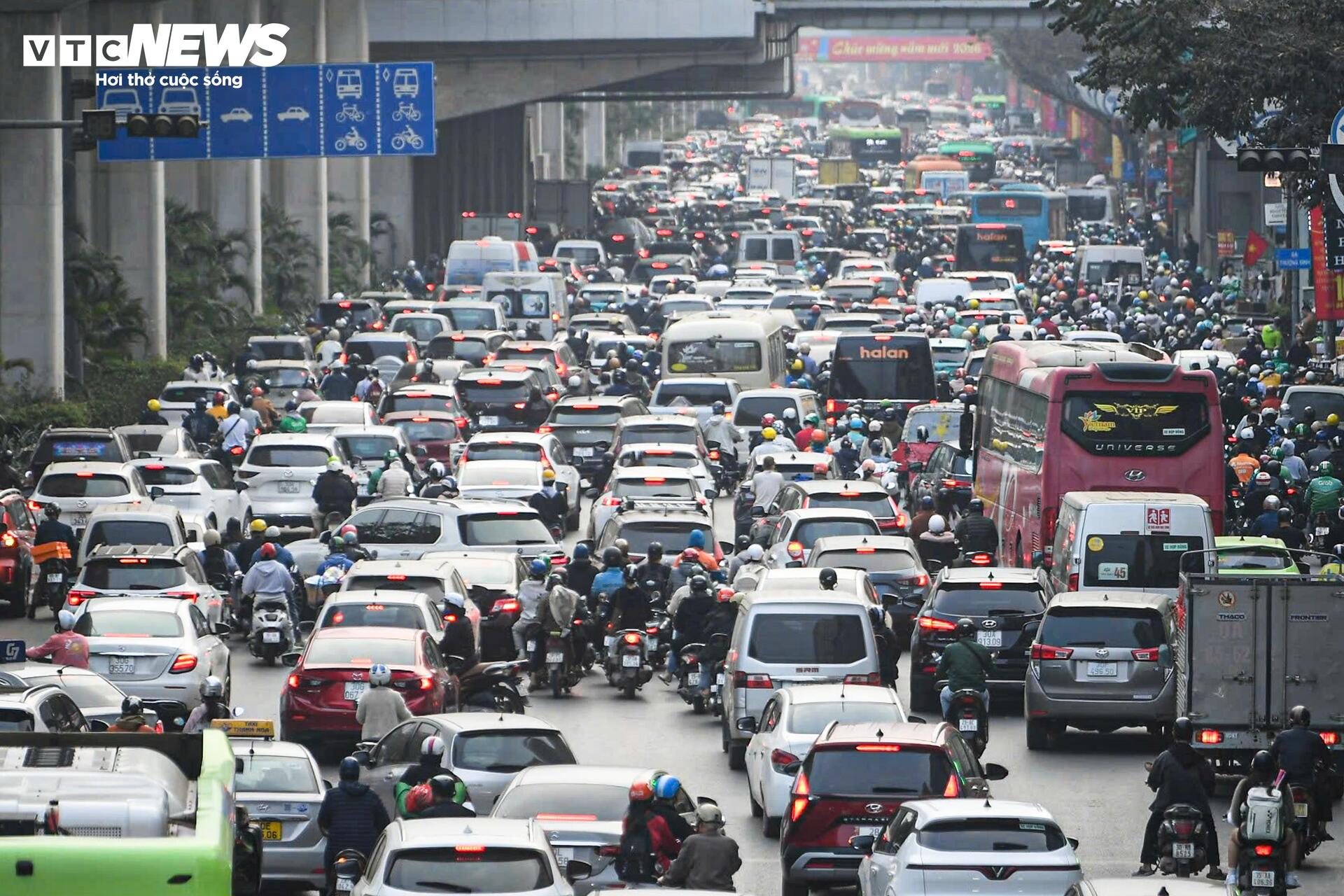 Cận Tết, ô tô chiếm trọn 6 làn đường Hà Nội, xe máy ‘leo’ vỉa hè né tắc - 10