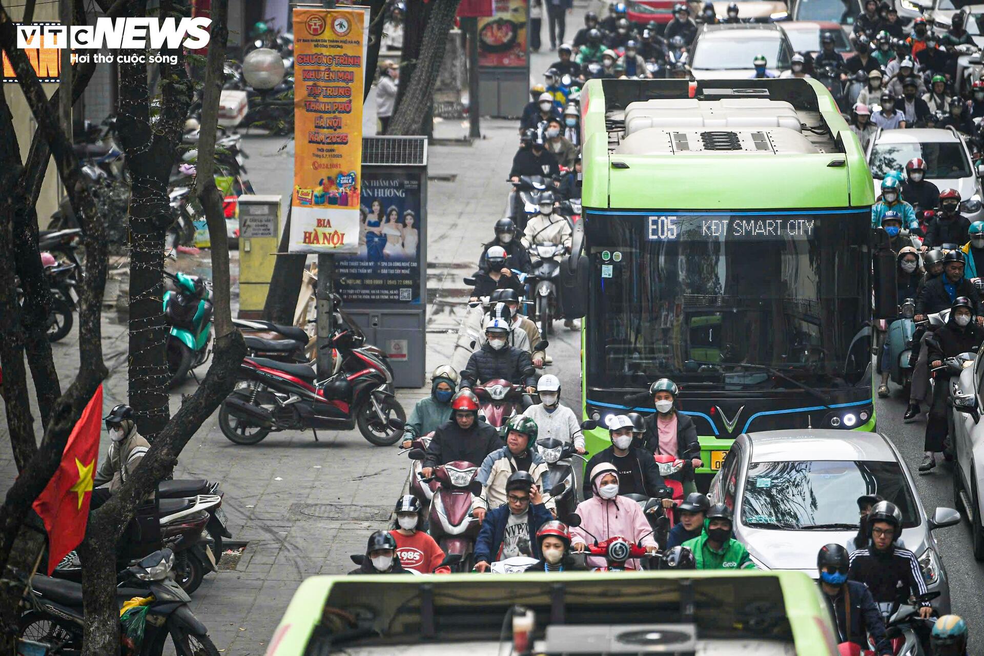 Cận Tết, ô tô chiếm trọn 6 làn đường Hà Nội, xe máy ‘leo’ vỉa hè né tắc - 11