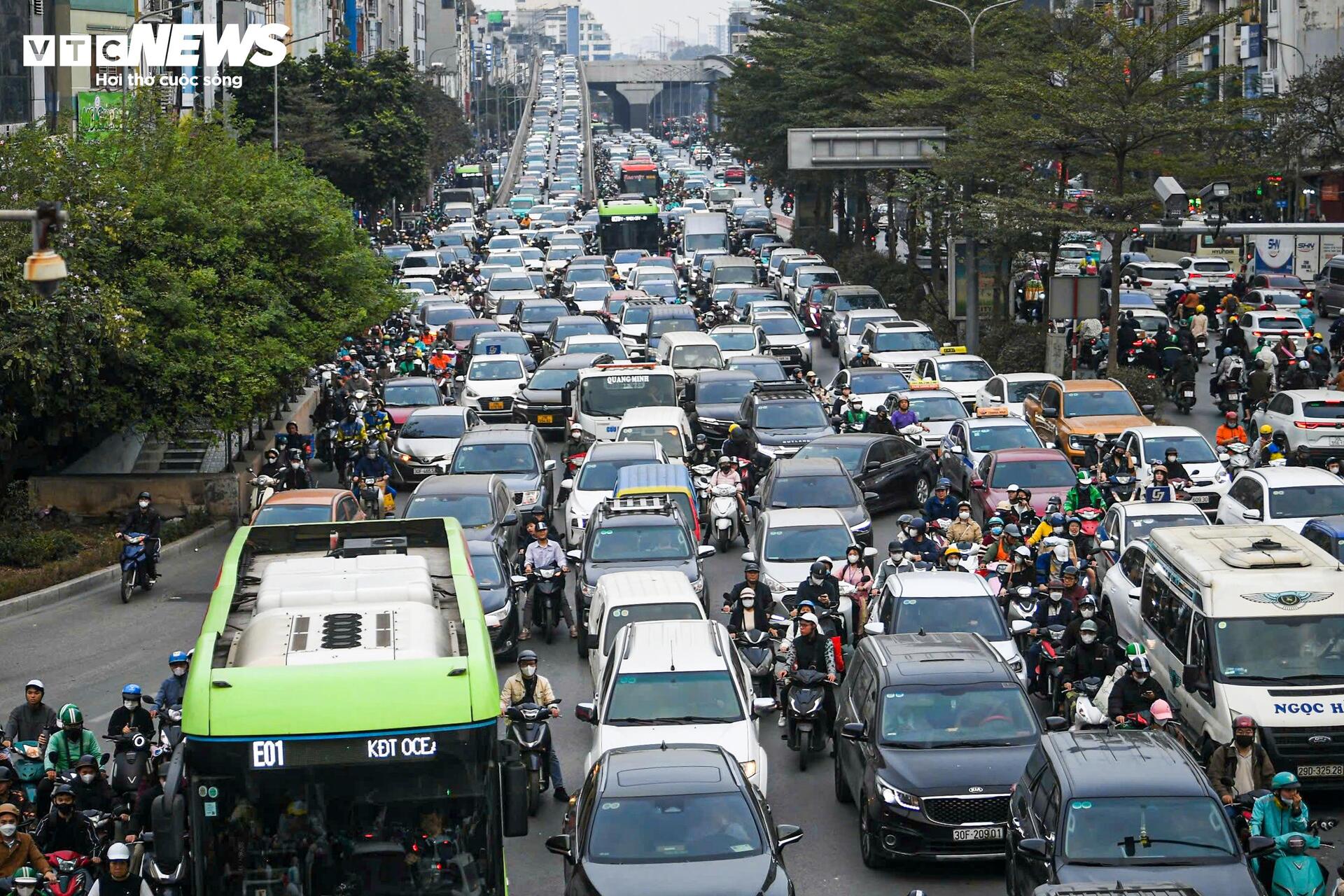 Cận Tết, ô tô chiếm trọn 6 làn đường Hà Nội, xe máy ‘leo’ vỉa hè né tắc - 14