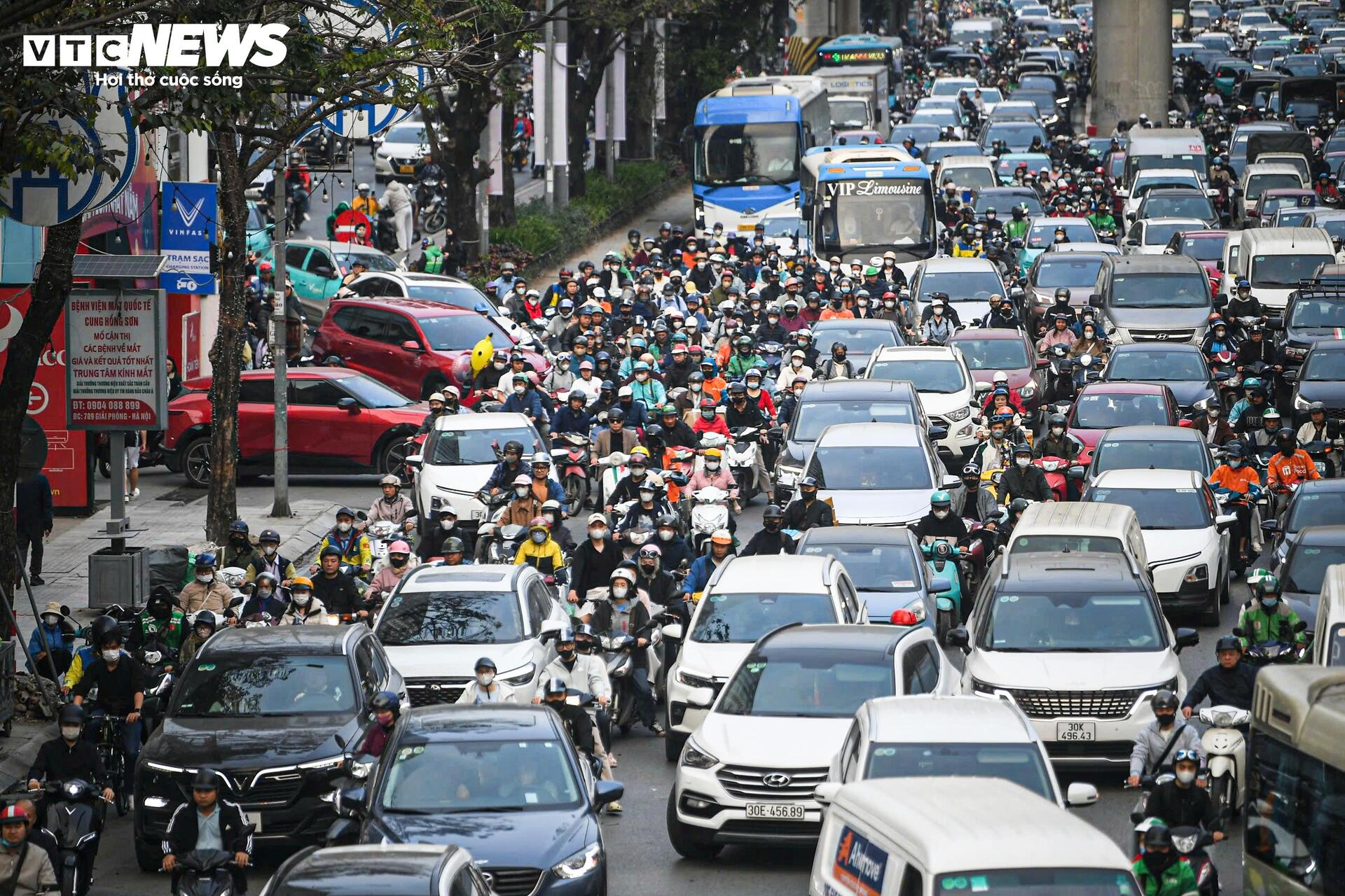 Cận Tết, ô tô chiếm trọn 6 làn đường Hà Nội, xe máy ‘leo’ vỉa hè né tắc - 13